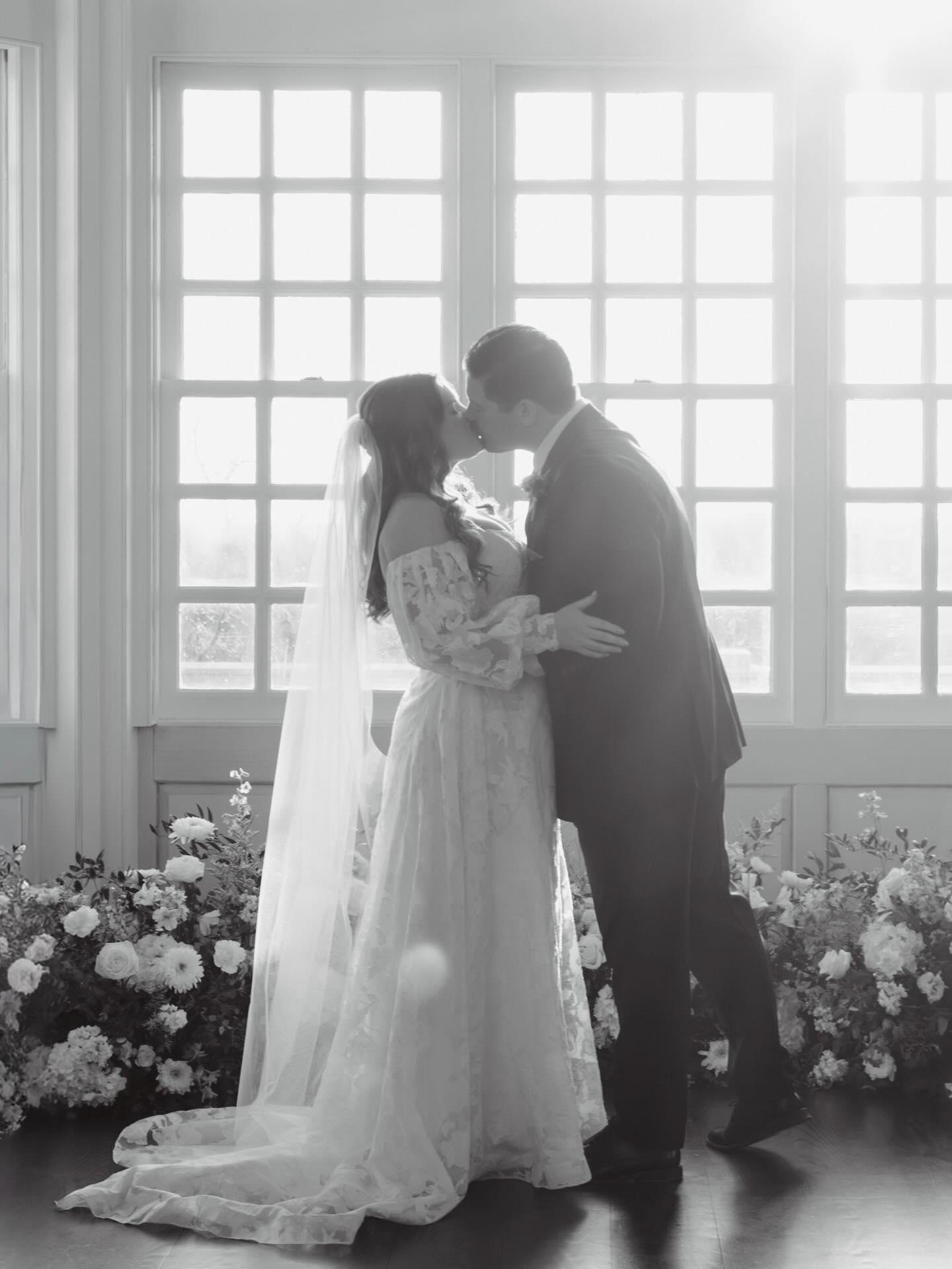 “Heaven, let your light shine down”🎶✨🌙
#starrynighteventsrva #starrynighteventsplanner #starrynighteventsrvaflowers #weloveourcouples #starrynighteventsrvacouples
Planning & Florals | @starrynighteventsrva @tanya_m_cornwell
Photography | @amkay_photography
Venue | @estateatriverrun
Catering | @cater2events
Rentals | @rentequipva
DJ | @djfrankierva
Beauty | @amandaperry.hair.airbrush
Couple | @madison_norvell @brysonvasey