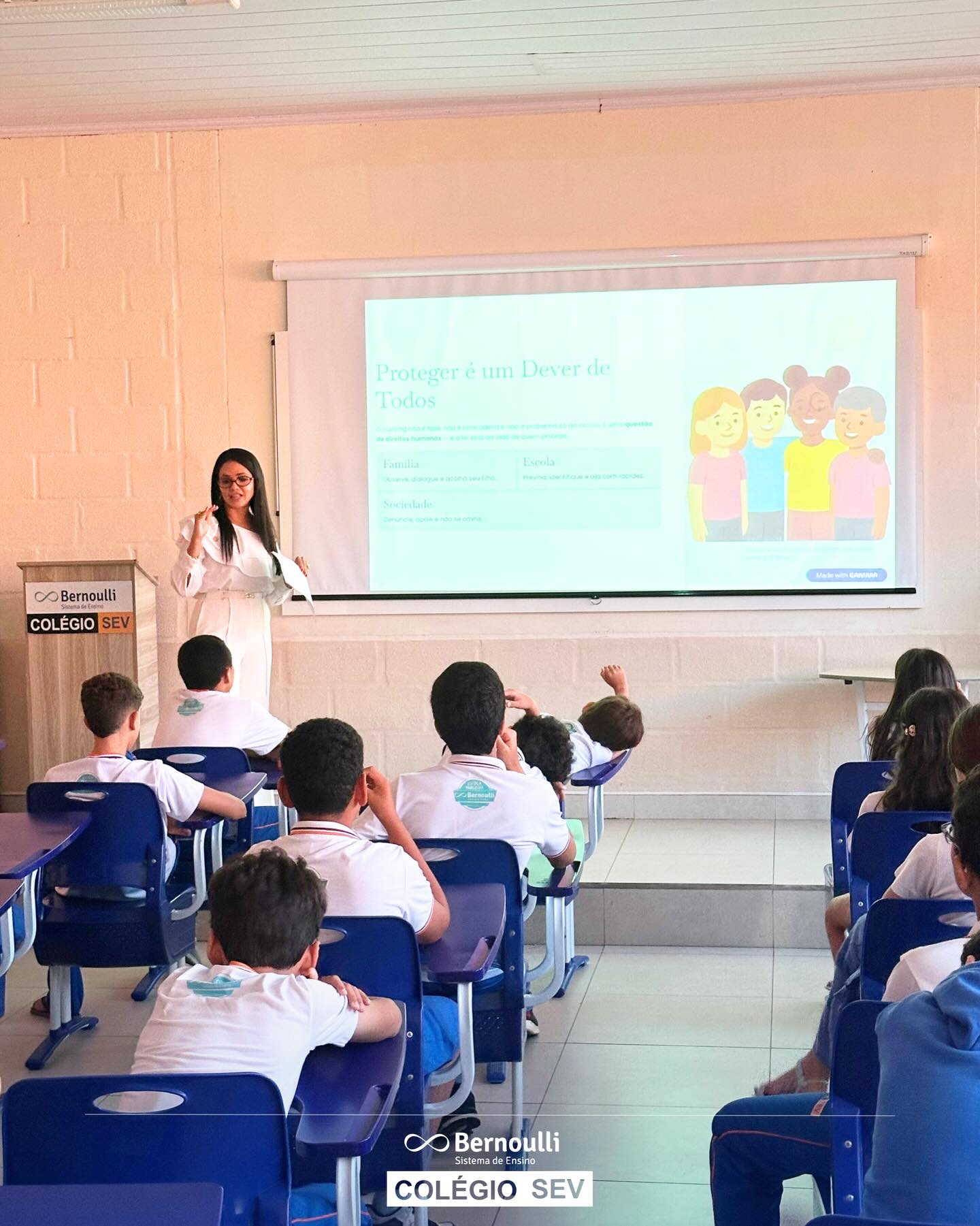 Cristiane Resende, advogada, esteve presente no Colégio SEV, dia 15 de abril para conscientizar alunos e educadores sobre a importância de prevenir e combater a violência física e psicológica no ambiente escolar. Todos no Combate ao BULLYING e à violência na Escola.
Nossos agradecimentos a Cristiane, profissional e ser humano de excelência.
