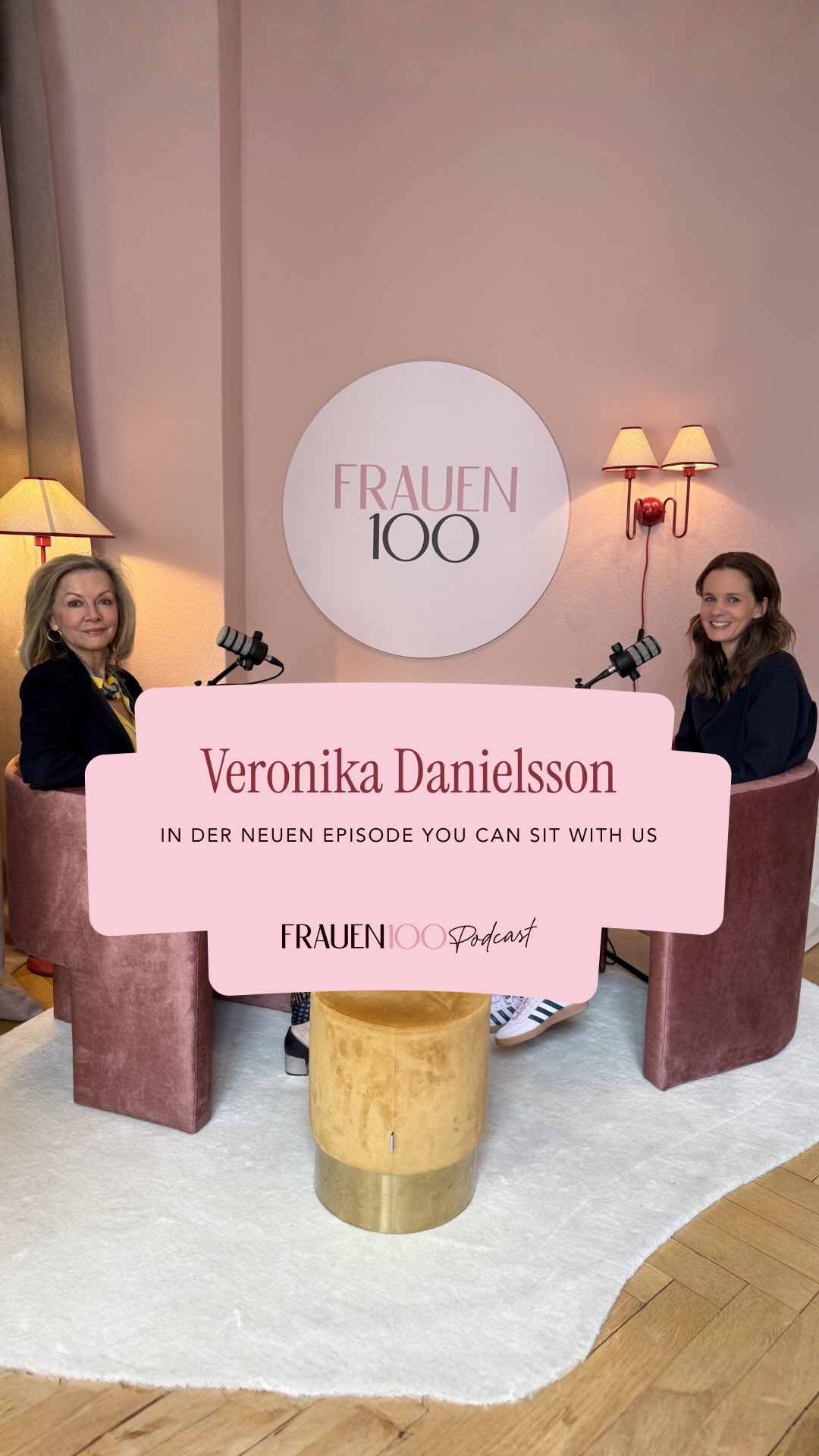Eine europäische Top-Diplomatin über die Rolle von Frauen in der internationalen Politik.
Veronika Danielsson, Schwedens Botschafterin in Berlin, ist zu Gast im FRAUEN100 Podcast und spricht mit Isabelle von Klot. Sie berichtet von über 40 Jahren Diplomatie, Verhandlungen in Krisenzeiten – und warum Frauen dabei oft den entscheidenden Unterschied machen.
Außerdem: Was Deutschland von Schweden in Sachen Gleichberechtigung lernen kann. Veronika Danielsson beschreibt die Abschaffung des Ehegattensplittings als einen der ausschlaggebenden Faktoren, die zur Gleichberechtigung in Schweden führten.
Neue Folge jetzt überall, wo es Podcasts gibt. 🎧
#frauen100 #podcast #diplomatie #schweden