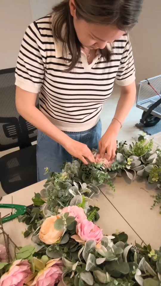 Spring–Summer refresh for your front door 🌿✨
Create a beautiful DIY wreath — so fun, easy, and full of your personal touch.🥰
,🏡🏠🏡🏠🏡🚪🚪🚪
Perfect for welcoming the new season or as a sweet Mother’s Day gift 💐
A little details can make home feel extra special 💛#wreath #wreathdecor #luxurywreath #diywreath #frontdoordecor