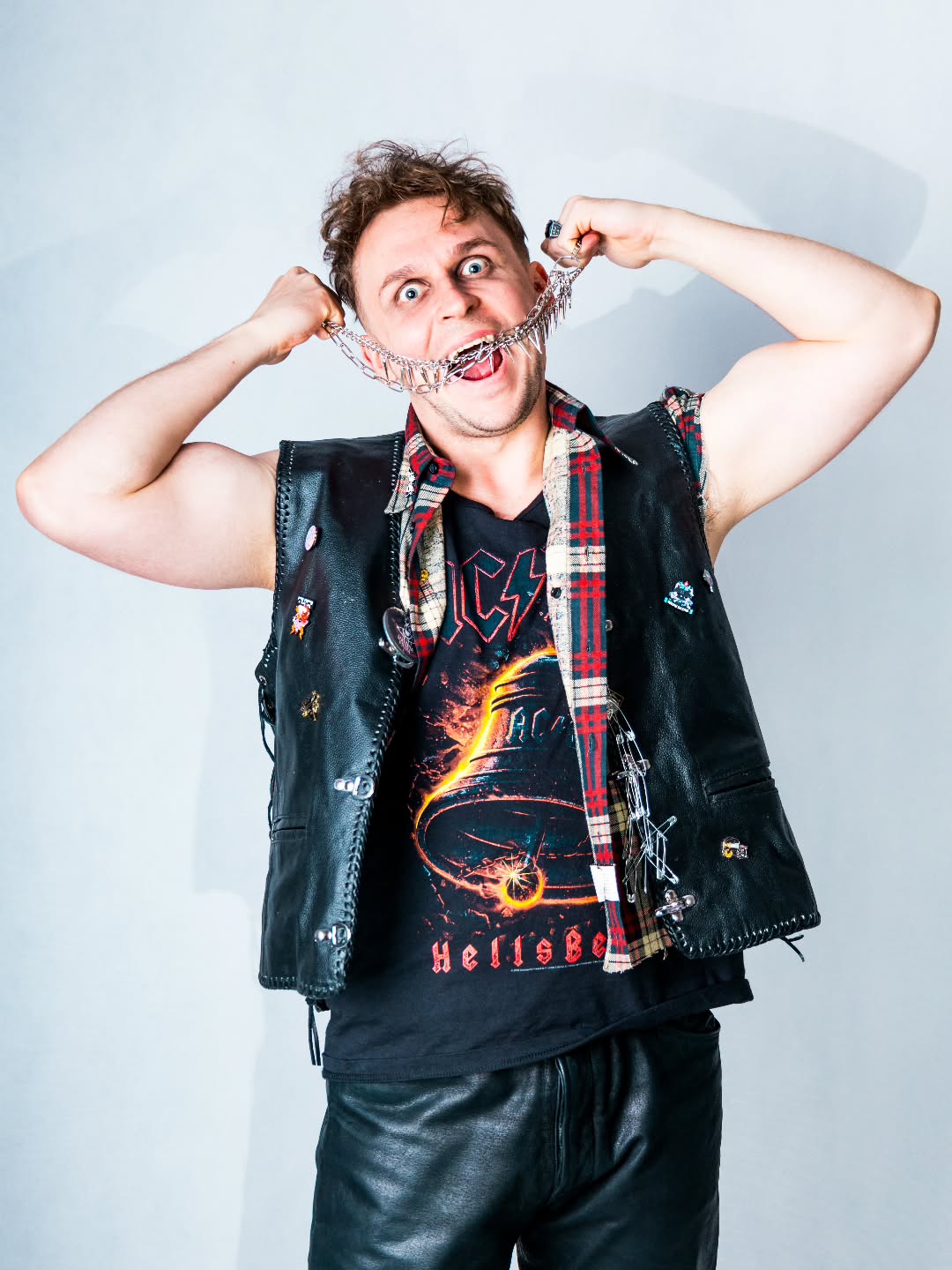 Robiłem to, co robili wszyscy. A prawda bierze się z rzeczy, które są śmieszne.
"Mister Pank. Piosenki kryzysowe" 21 kwietnia o 19:00 w @teatr_rondo @slupski_osrodek_kultury
Bilety w BIO.
Fot.: Patrycja Dzienisz @patrycjadzienisz.fotografka
Na focie: Kuba @kuball99