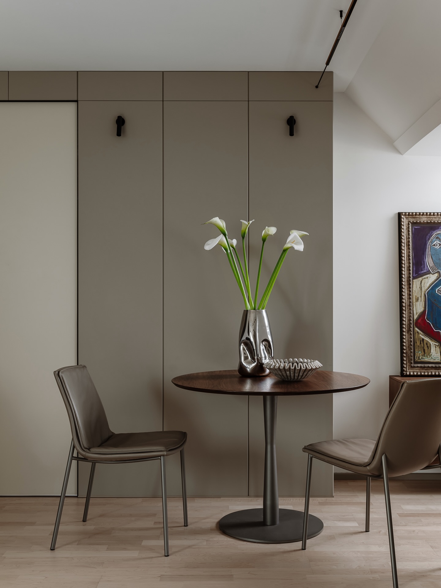 Warm olive tones, soft light, and a sense of calm flow through this penthouse living. We love when a home feels cohesive without ever feeling overdesigned.
www.sfdesigninteriors.com
📩office@sfdesign.at
📍Bösendorferstrasse 4, Vienna
#interiordesignvienna #interiordesignwien #interiordesign #interiordesigner #interiorlovers