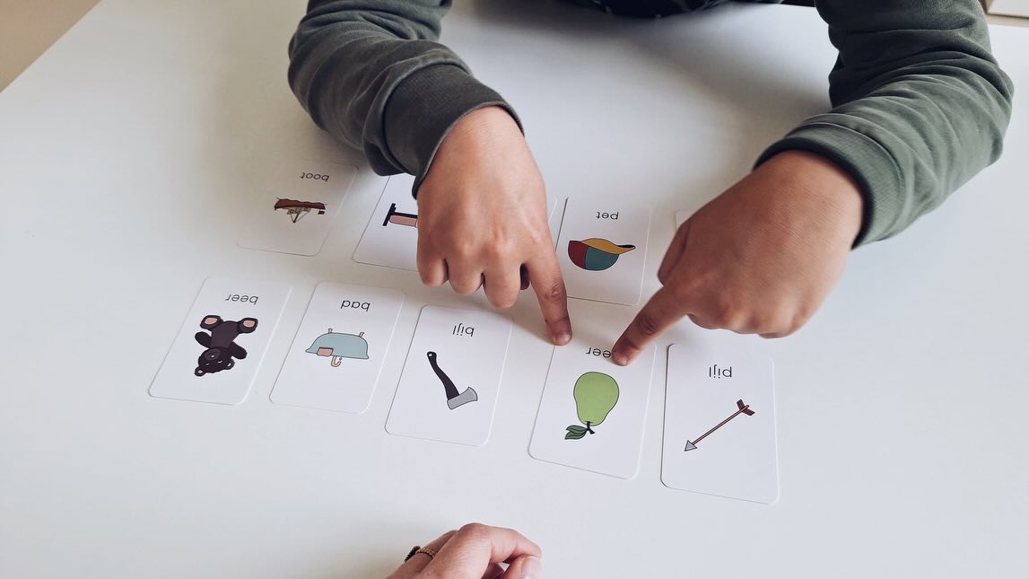 Nieuwe tools getest in ons centrum ๐
Onze logopedisten gingen aan de slag met de Minimale Paren van @detaaltoren
Dankzij de leuke prenten die niet te druk zijn werken ze heel goed voor onze kinderen. Omdat ze prikkelarm zijn lukt het onze kindjes om geconcentreerd te blijven. Daarbovenop zijn ze zeer praktisch in gebruik, wat het voor onze logopedisten extra fijn maakt ๐