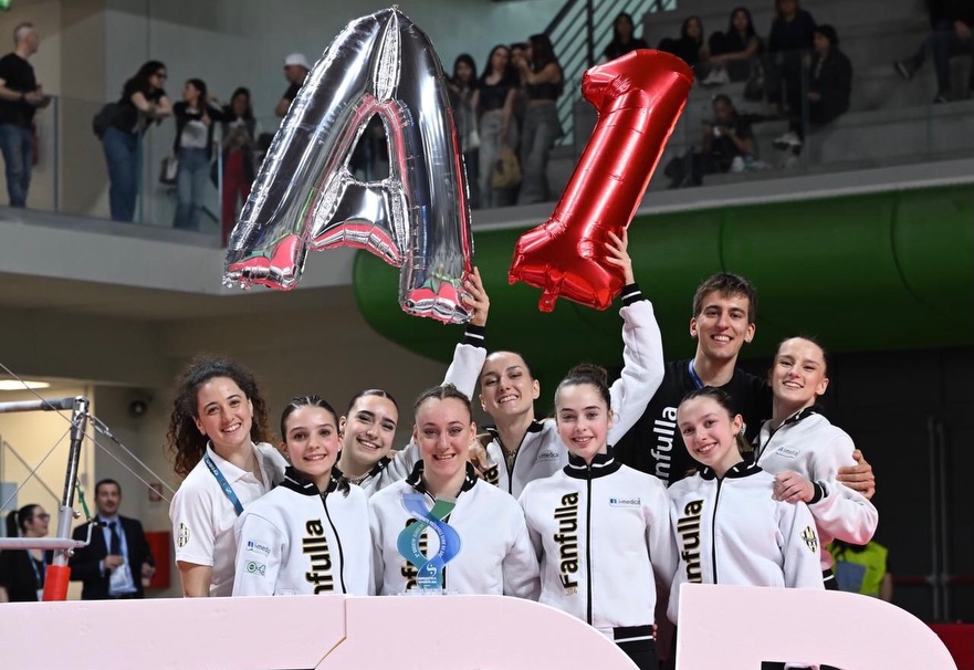 Un sogno che si concretizza in una consapevolezza: siamo in Serie A1!🤍🖤
Grazie ragazze perché tutto il vostro impegno, la fatica e il sudore sono stati ripagati con questa super promozione!
Grazie ai nostri super allenatori, sempre accanto alle nostre ginnaste, insegnando e accompagnandole in questo intenso percorso di crescita!
Grazie a chi ci fa brillare da anni in ogni gara @sigoagymartistica !
Grazie ai nostri sponsor!
Grazie a tutti i sostenitori, genitori, amici e colleghi che ci seguono in ogni tappa e portano il tifo più forte che ci sia!🤍🖤
LA FANFULLA C’È🤍🖤🔜