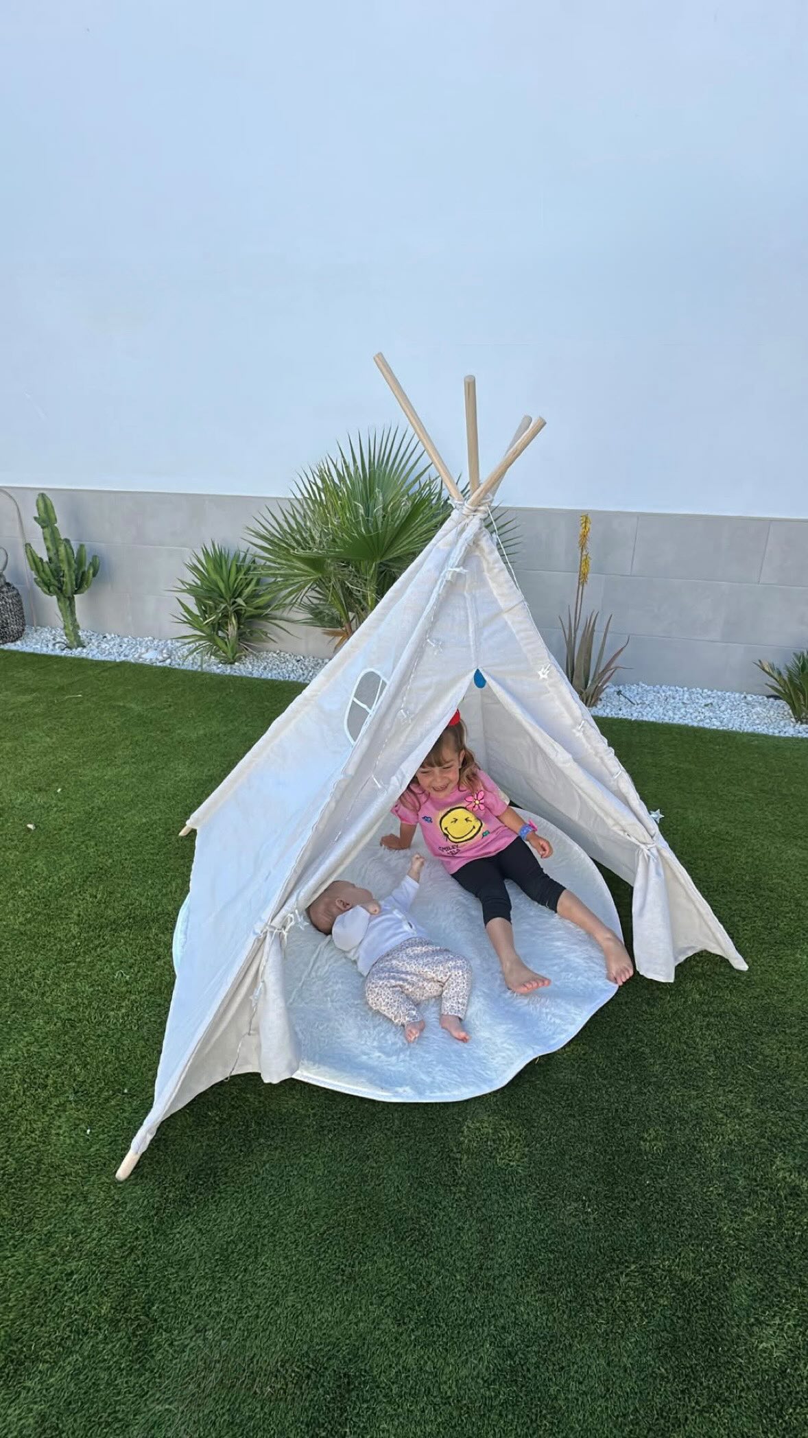 La primera tipi… y probablemente la última 🤍✨
Porque cuando tienes una así de grande, completa y bonita… no necesitas más 🏕️
La mamá de Sofía nos cuenta lo mucho que le ha gustado la tipi de Buddy 💬
Espaciosa, resistente y con todos los complementos incluidos para que los peques tengan su propio rincón mágico 🧸🌙
Un sitio para jugar, leer, imaginar… y desconectar 📖✨
De esos productos que de verdad se usan TODOS los días.
Disposable en buddybabyworld.com
The first tipi… and probably the last one you’ll ever need 🤍✨
Because when it’s this big, complete, and beautiful… you don’t need another 🏕️
Sofía’s mum shares what she thinks about the Buddy tipi 💬
Spacious, sturdy, and comes with all the accessories included so your little ones have their own magical space 🧸🌙
A place to play, read, imagine… and unwind 📖✨
One of those products they actually use EVERY single day.
Available in our website
#tipiinfantil #jugueteseducativos #habitacioninfantil #maternidad #mamaprimeriza