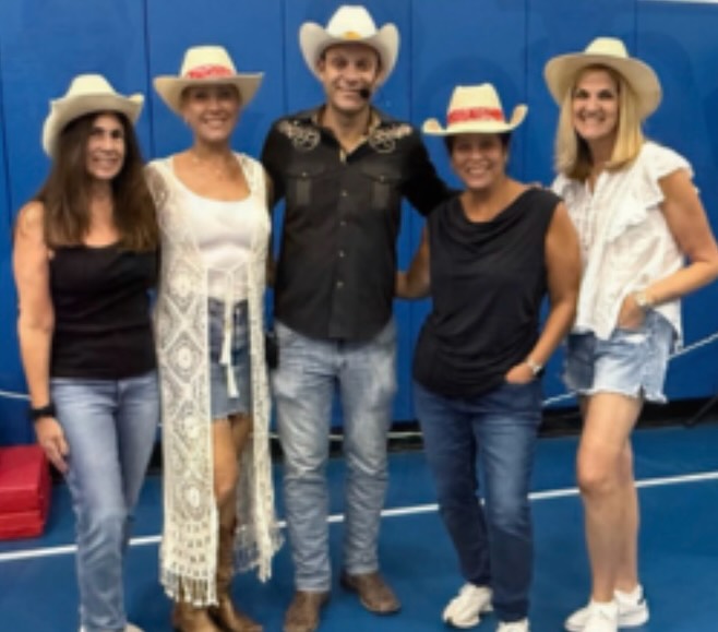 Looking to enrich your life, make new friends and have fun? Check out all of the amazing classes available at the @bronxvilleadultschool ! Whether you’re interested in creating art or learning about it, taking a dance or history class, or learning how to play pickle ball or Mahjong - there’s something for everyone! Stop by the Bronxville Wellness Festival tomorrow, April 18 between 10 AM and noon and learn more about all they have to offer! See you there! 📚🎨🖼️💃🏼🕺🏽
#adultlearning #learnnewthings #enrichment #bronxville #adulteducation