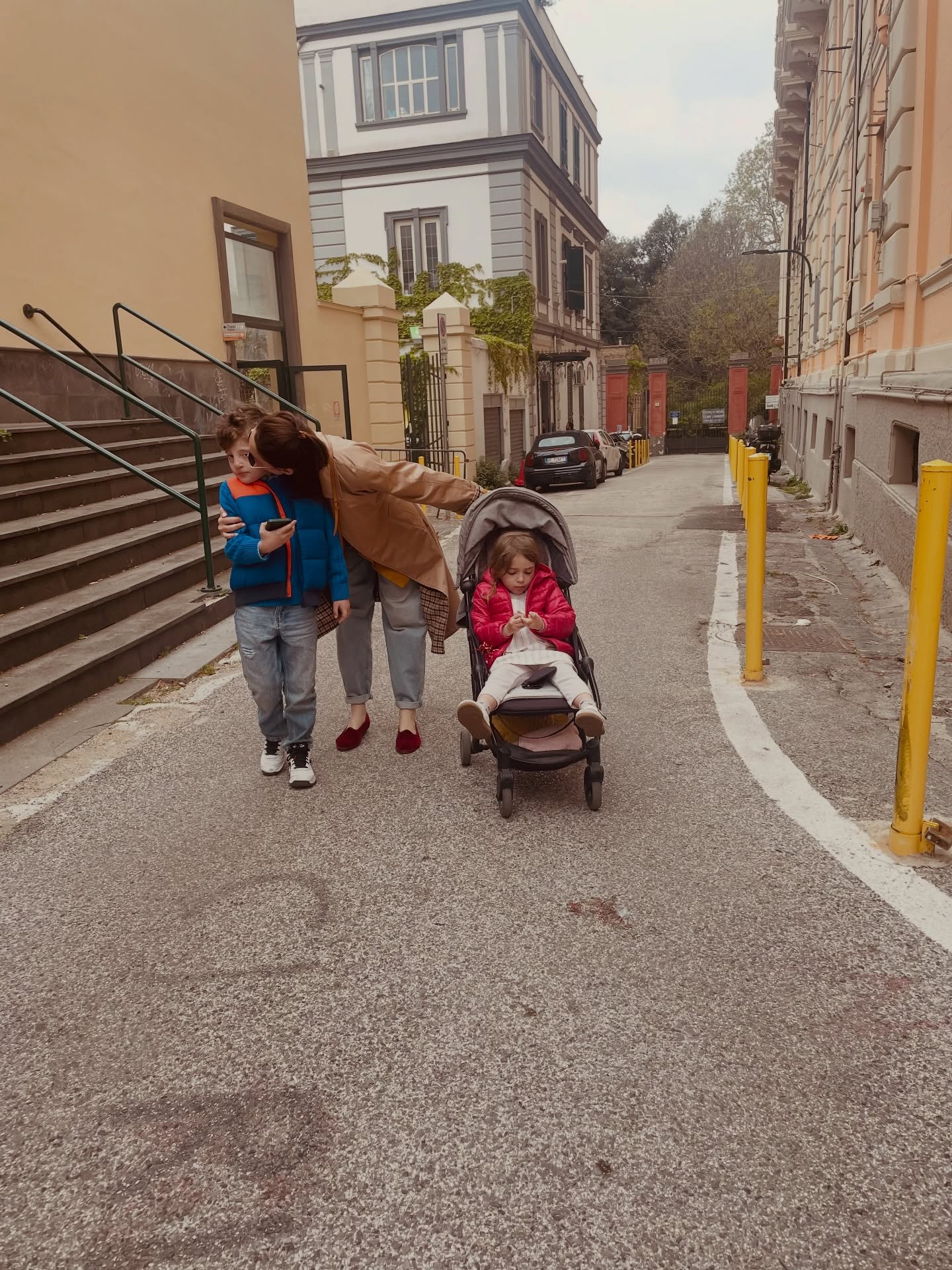 Tra me e lui è sempre una trattativa.
Io porto le regole, lui porta le obiezioni.
Giordana invece porta la pace, senza sapere nemmeno perché.
#vitavera #famigliareale