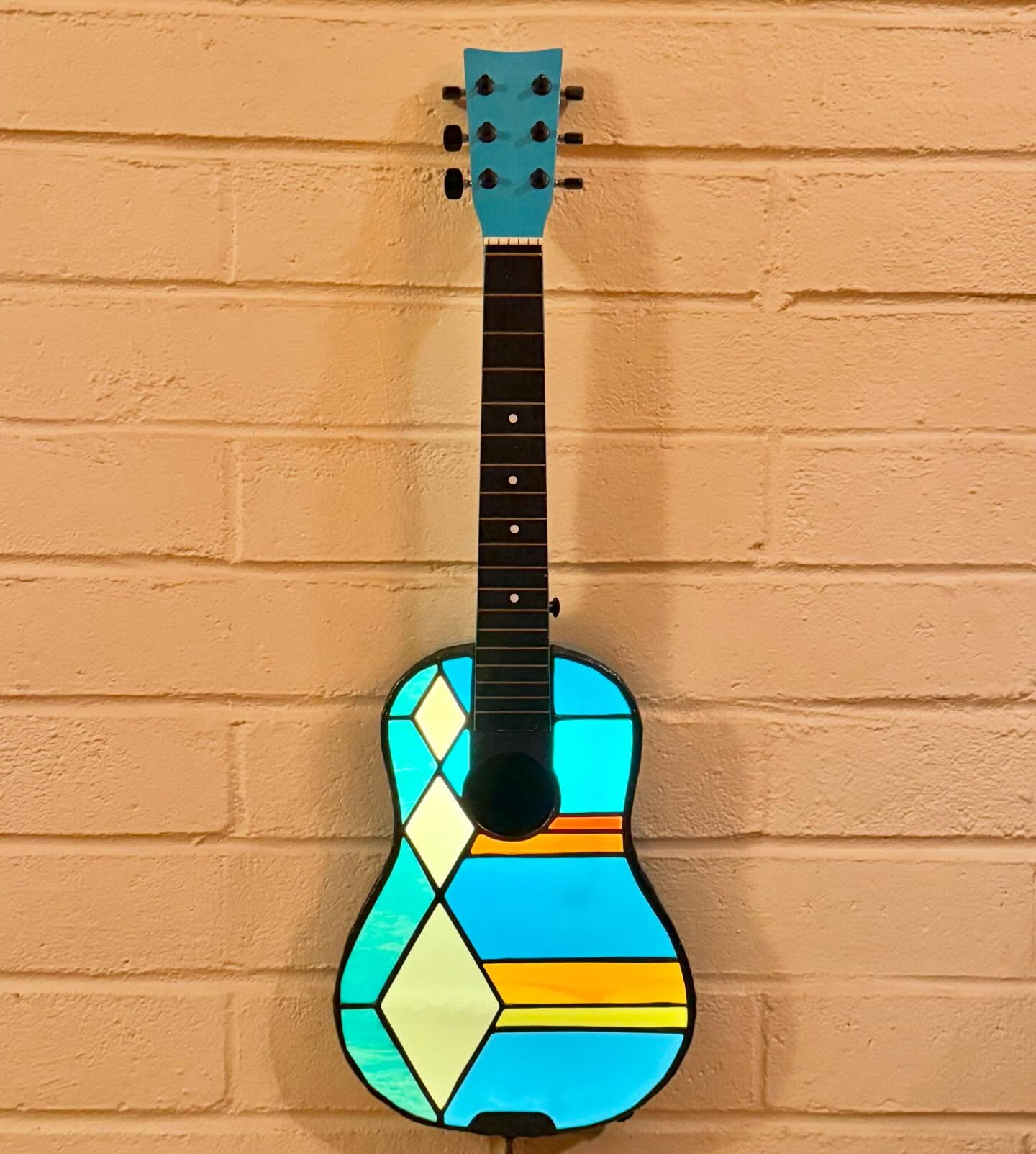 Sweet little diamonds……in transit now to its new home in Oregon!
Safe travels! 🤞💗
#megancreations #stainedglassguitar #ambientlight