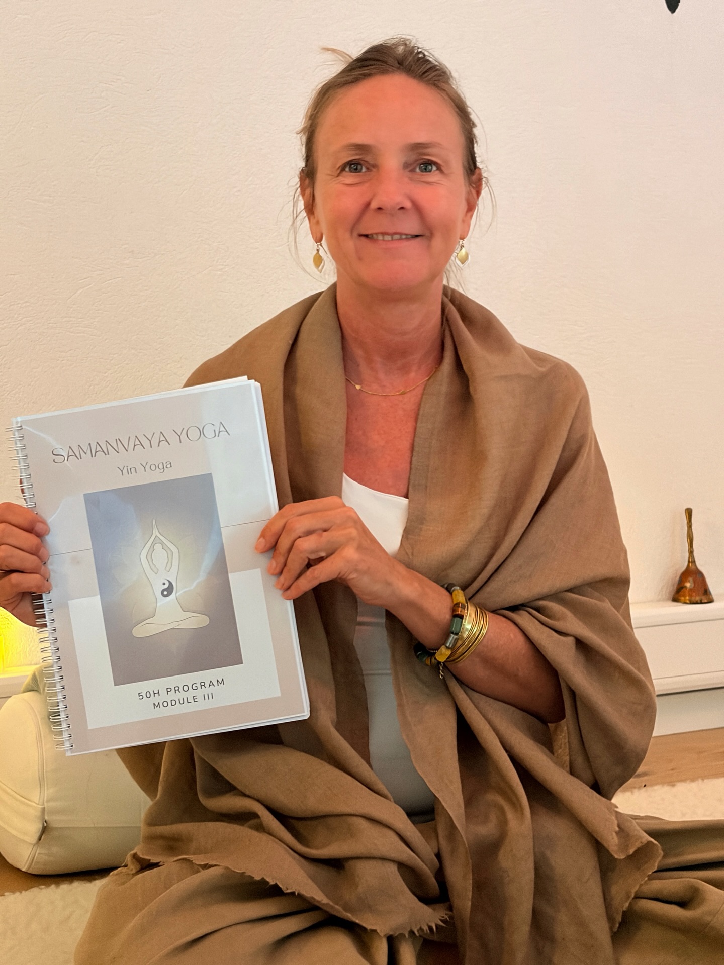 Another new chapter emerges in its own timing 🌱 the manuals are here, the journey has begun and something beautiful is taking shape 🌸 like a baby being born, a true labour of love 🤍Honoring the unfolding, the debth, the stillness, the trust of all those who are here walking this path together 🧘♀️✨🧘🏽♀️ The Yin Way 🖤🤍
#YinYogaTraining #TheYinWay #WuWei #EffortlessAction #Becoming