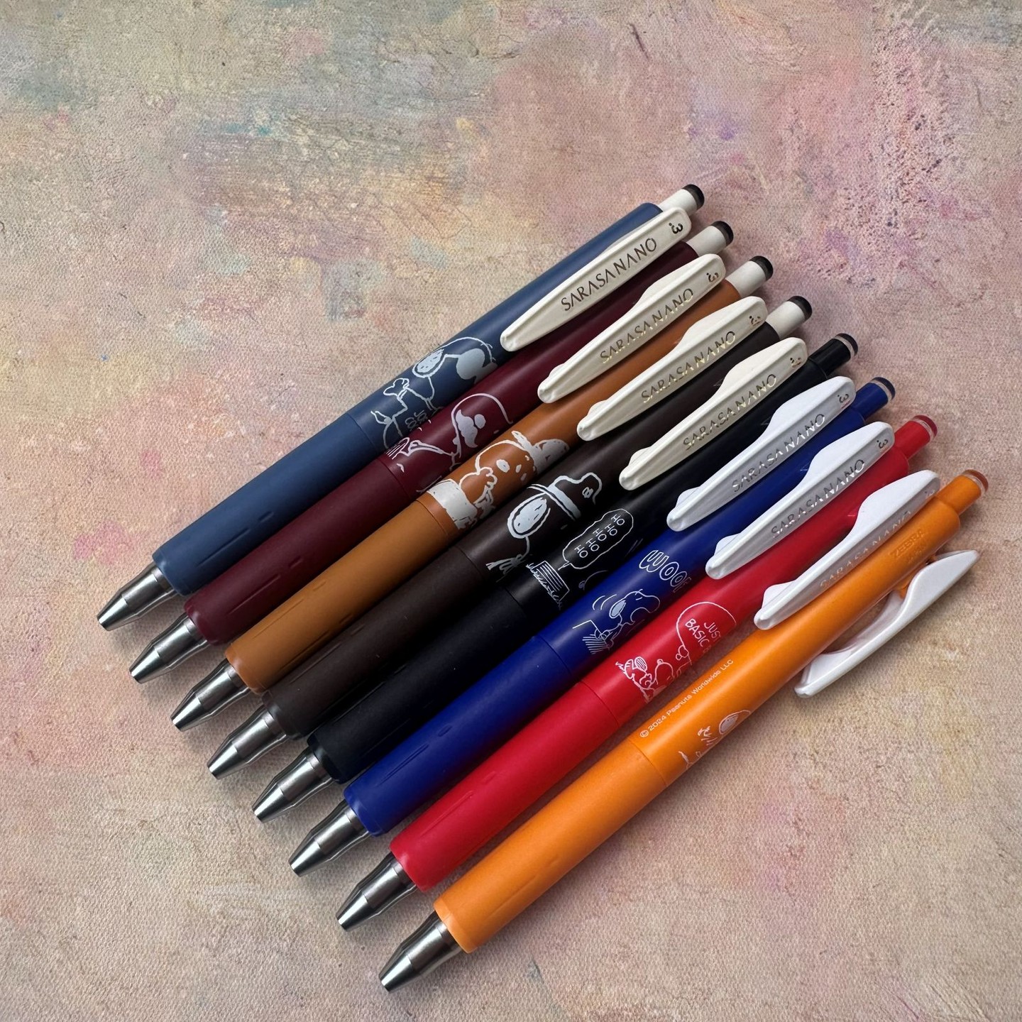 𝐍𝐞𝐰 𝐀𝐫𝐫𝐢𝐯𝐚𝐥𝐬: 𝐙𝐞𝐛𝐫𝐚 𝐒𝐚𝐫𝐚𝐬𝐚 𝐍𝐚𝐧𝐨 𝐒𝐧𝐨𝐨𝐩𝐲 𝐂𝐨𝐥𝐥𝐞𝐜𝐭𝐢𝐨𝐧 )𝐋𝐢𝐦𝐢𝐭𝐞𝐝 𝐄𝐝𝐢𝐭𝐢𝐨𝐧)
We’re so excited to share that the limited edition Zebra Sarasa Nano Snoopy Collection has just been released in Japan and 𝗼𝗻𝗲𝗺𝗶𝗻𝗶𝘀𝘁𝗼𝗿𝗲 got them almost at the same time last week 💫
Available in limited quantities, you can pick your favourite individually or go for the 4 colour set to enjoy the full collection 🖊️The Sarasa Nano vintage colour collection is very popular among stationery lovers not only for its unique soft colour tones but also for its incredibly smooth ultra fine writing experience
Perfect for tiny handwriting and ideal for small words in your lovely journal, these pens are made for those who love neat and delicate writing 💖
📩 DM us to secure yours before they’re gone, or you may shop online now or come to visit us at weekend markets.
#oneministore #stationeryshopinuk #SarasaNano #Snoopy#JapaneseStationery #LimitedEdition #文房具