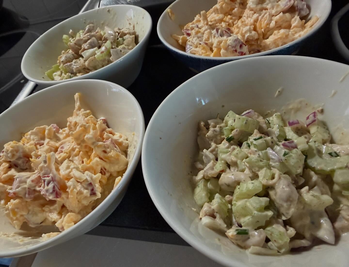 Pimiento Cheese ja Chicken Salad -leipien täytteet valmiina. @themasters