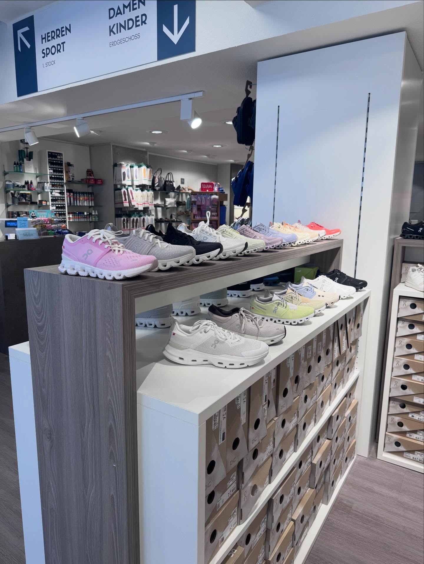 Bei Kampa Schuhe sind die neuen On Cloud Modelle angekommen!
Leicht, bequem und jetzt in vielen neuen Farben – perfekt für deinen Alltag oder sportliche Aktivitäten.
Ob dezent oder klassisch: Finde deinen Style.
👉 Komm vorbei und probier deine Lieblingsfarbe direkt an! #oncloud #onrunning #freising #sneaker