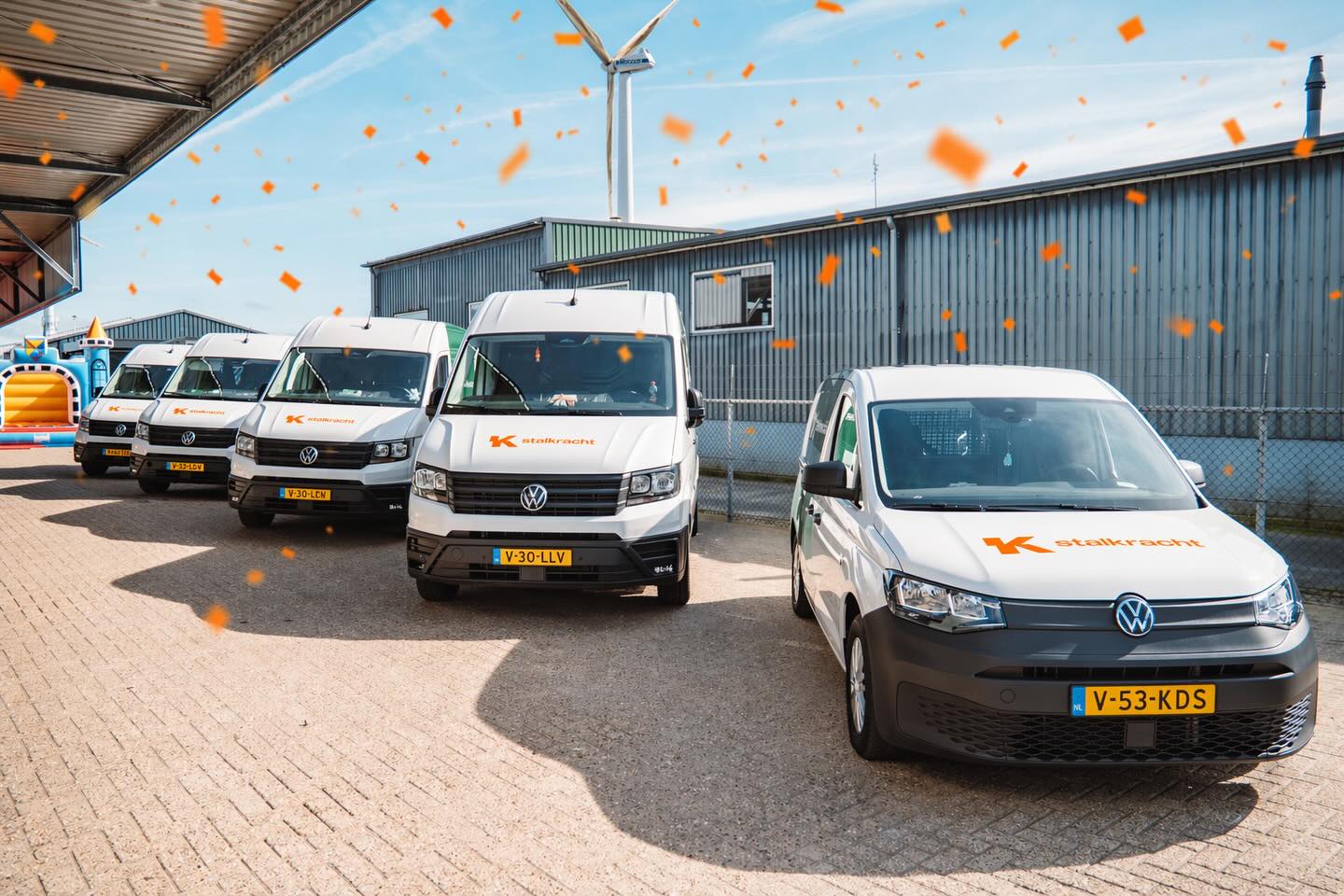Keningsdei yn Fryslân 🇳🇱
Terwijl onze hele omgeving oranje kleurt, blijft het werk in de stal gewoon draaien.
Met onze automatische voersystemen en mestrobots heb jij er geen omkijken naar, ook als je geniet van een heerlijke oranje tompouce.
Dát is pas koninklijk boeren.😉
Wy winskje jo in moai keningswykein! 🧡
#koningsdag #melkveehouderij #stalkracht #agrarischondernemen #slimmerwerken