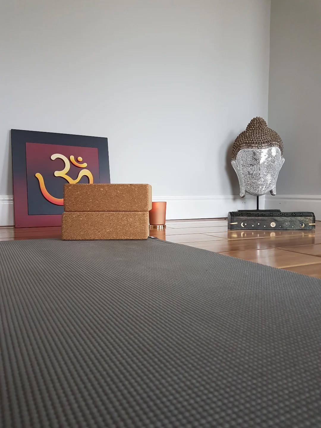 Little tip that makes a BIG difference — especially for home practice! 🧘♀️
Where you place your mat shapes your whole experience. Here's what I always suggest:
📐 Face away from or side-on to mirrors at first — inward focus beats comparison every time
🪟 Natural light if you can — it lifts your energy and helps regulate your circadian rhythm
🌡️ A warm room is ideal — cold muscles are less responsive and more prone to strain
🚪 A little space on all four sides — at least arm's width, ideally more
📵 Phone face down or in another room — your practice deserves your full presence
These small tweaks create a container of focus and calm before you've even done a single pose 💛 Where do you set up your mat at home? I'd love to know 👇
#YogaSetup #HomePractice #YogaTips