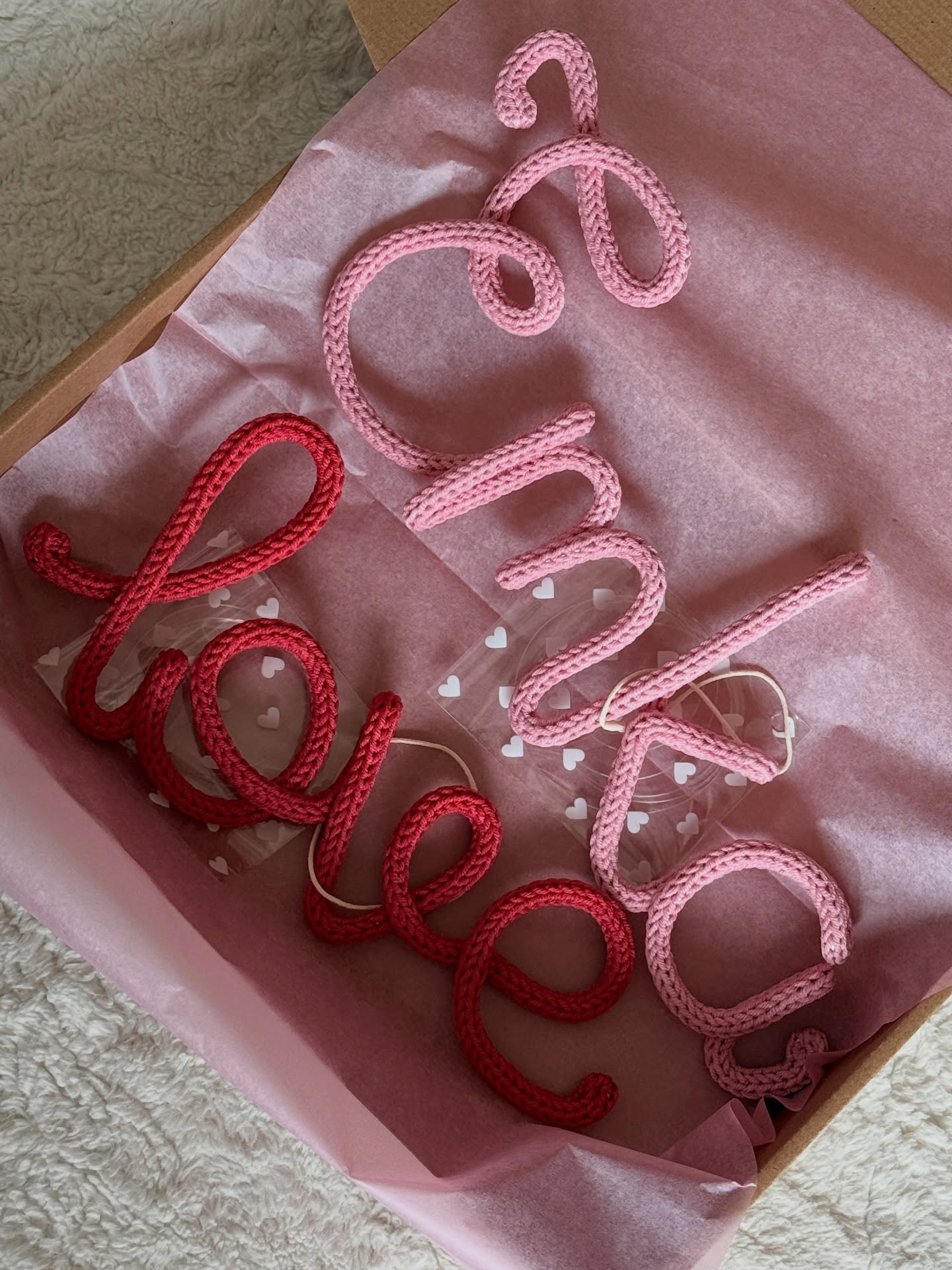 Jméno, které dělá pokojíček osobním 🤍
K našim pleteným jménům si můžete objednat i něžný nápis – love, read, play, home ✨
Kombinace, která vytvoří útulné místo plné lásky, fantazie a dětských příběhů.
Každý kousek je ručně vyráběný s péčí a láskou – přesně tak, jak si zaslouží vaše miminko 🫶🏻