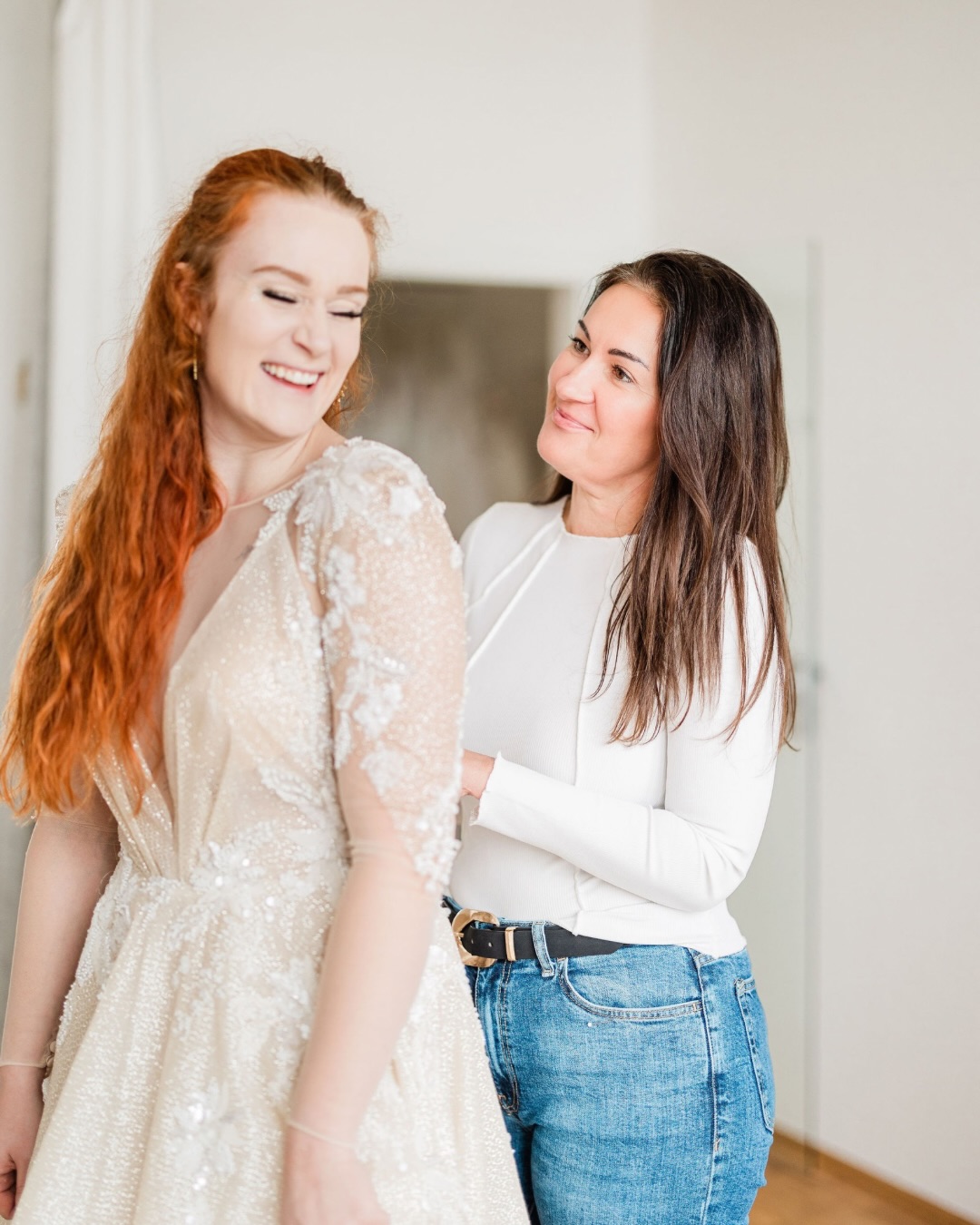 Als ich Brautliebe vor über 20 Jahren gegründet habe, war von der ersten Minute ein Gedanke da:
Brautkleid kaufen darf sich nicht nach Stress anfühlen, nicht nach Zeitdruck und ganz sicher nicht nach Massenabfertigung.
Sondern nach Ankommen.
Ich wollte einen Ort schaffen, der sich hell, ruhig und vertraut anfühlt. Fast wie Zuhause.
Ohne Hektik • Ohne Druck in deinem Tempo.
Das schönste Kompliment für mich ist, wenn meine Bräute und ihre Liebsten sagen,
dass es sich bei uns anfühlt wie bei einer guten Freundin.
Genau so soll sich auch eine Anprobe anfühlen:
nicht nach Uhrzeit, sondern nach deinem Tempo.
Und wenn du beim Anschauen merkst, dass sich das irgendwie richtig anfühlt, dann ist es vielleicht genau dein Ort.
Ich freue mich darauf, dich kennenzulernen.
Deine Anna
📷 @daniloromanofotografia
#brautliebe #brautkleidsuche #solingen #bridetobe #braut2026