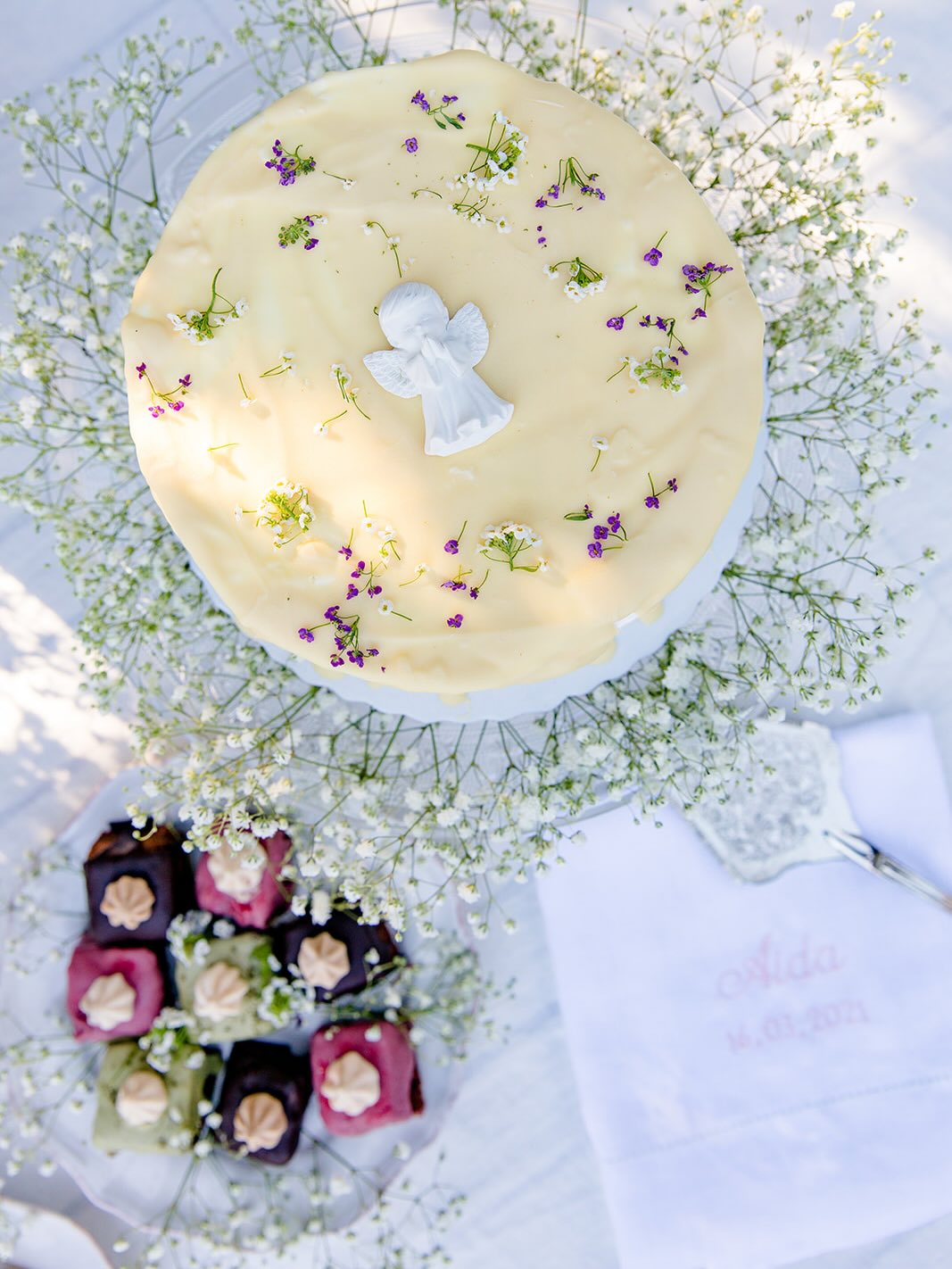 Chega a primavera e com ela vêm os baptizados e as primeiras comunhões! 😇 O nosso bolo anjinho já se tornou um clássico da nossa marca. Fica bonito em qualquer mesa e faz as delícias de todos! Encomende já o seu.
#bolobatizado #bolodefesta #bolocomunhao