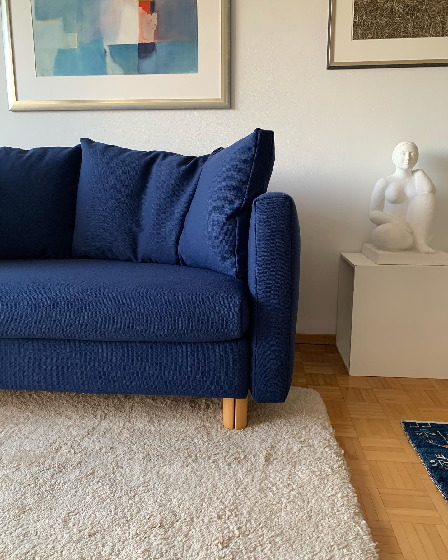Ein Schlafsofa in Nachtblau. Wir durften dem wunderschöne Sofa weitere Jahre schenken. Es ist sehr schön, dass unser Handwerk nicht nur schön sondern auch nachhaltig ist. Anstatt auf dem Müll, darf es nun für weitere Jahre geschätzt und geliebt werden. #rostoffe #innendekorationen #dekoration #wohnen #polsterei #vorhänge #wandverspannung #interiordesign #natürlichwohnen #winterthur #swissdesignblog #Innenarchitektur #Handmade #swissmade #handwerk #innenarchitektur #zuerich #zürich