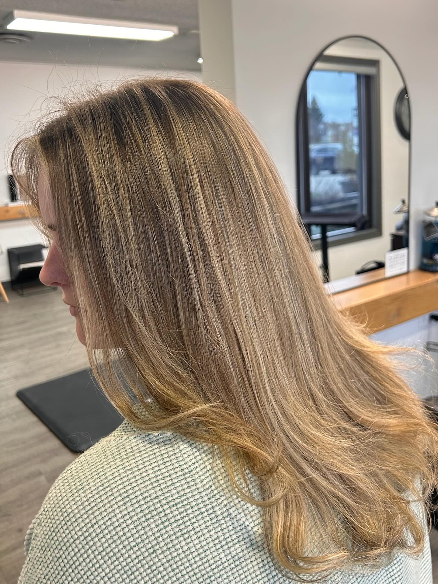 Soft Suede Balayage
Colour by @hairbykeyri! Tap that ❤️ if you’re loving this look!