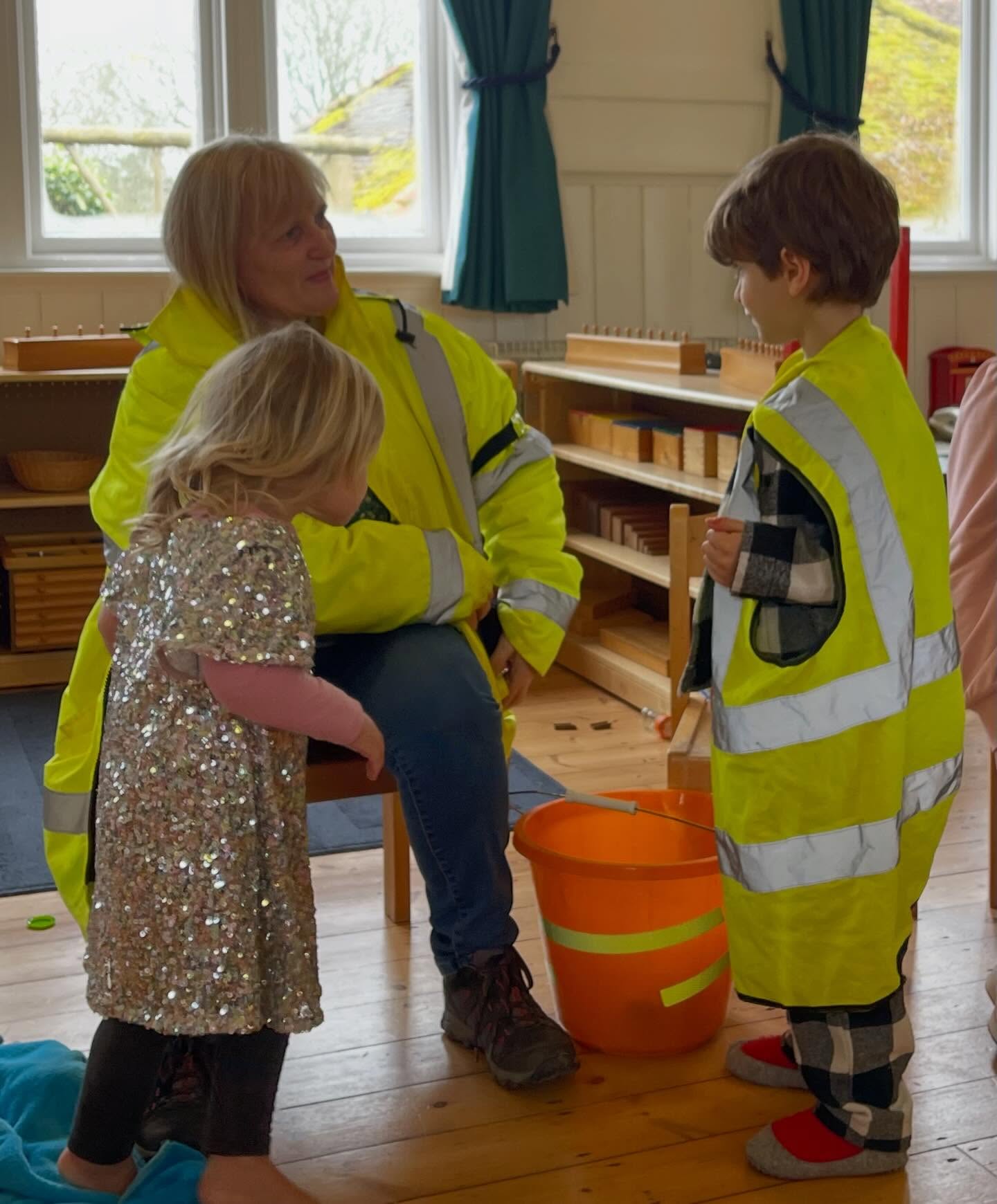 Last month, Toad Patrol volunteer @henleytoadpatrol Nicola, @nicolabakerbakes visited the children, to tell us about the spring toad, frog and newt migration, that takes place in our local woods and the pond by the river Thames. Thousands of toads are collected each year in buckets by the volunteers and safely taken across a busy road, to the pond. As the movement happens in the night, Nicola showed her high vis jacket and reflective strips on her buckets, so she can keep safe on the road. She talked about the difference, between toads and frogs, their spawn and body shape. The children were shuffling toads with short legs and hopping frogs, who sprung up high with long back legs ! The children had wonderful life cycle resources, in our classroom, to continue their leaning. Swipe to see their work with the frog timeline, and a child using initiative to place a broom to stop the timeline curling up. Independent putting work away. At the end you’ll see a photo of the tadpoles, thriving right now and how the wood is now a carpet of bluebells. The children gave Nicola a card and some chocolates @henleytoadpatrol @froglifers
#henleyonthames#henleyparents#montessorinursery
#community#fawley