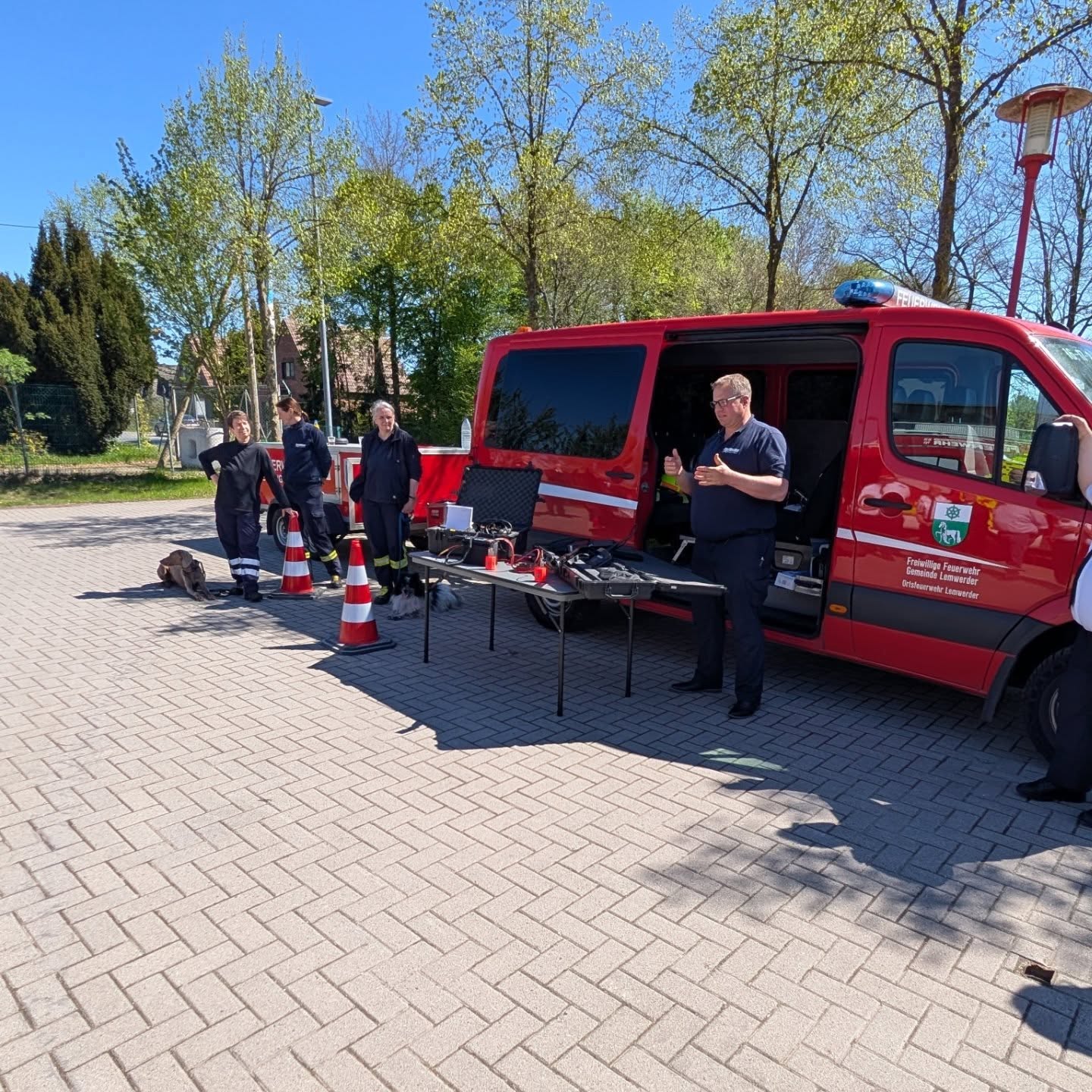 Zu Gast bei der Feuerwehr Süd in Delmenhorst
Im Rahmen der Dienstbesprechung der Kreisbrandmeister durften wir unsere Arbeit der RHOT vorstellen. Neben unseren Rettungshunden gab es auch spannende Einblicke in die technische Ortung.
Danke für das große Interesse und den tollen Austausch!
#Rettungshunde #Feuerwehr #Einsatzbereit #TechnischeOrtung #Lemwerder