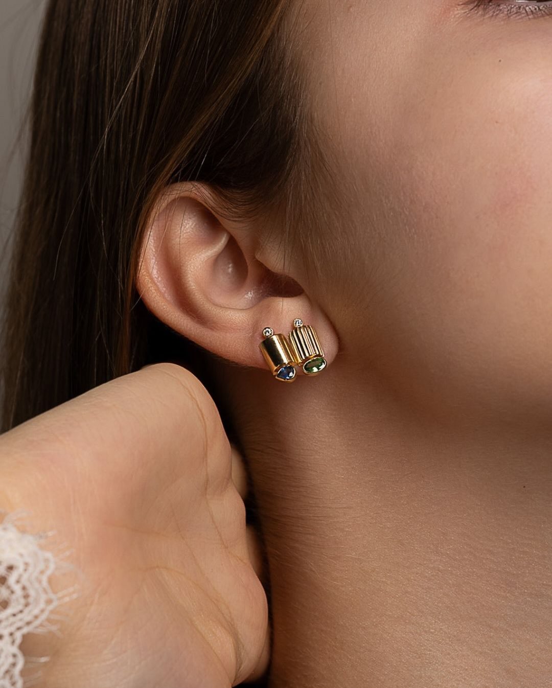 Kion ribbed earrings all the way, blending sapphires and tsavorites. #fotinipsarouli #fotinipsaroulijewellery #finejewelry #handmadejewelry #earrings