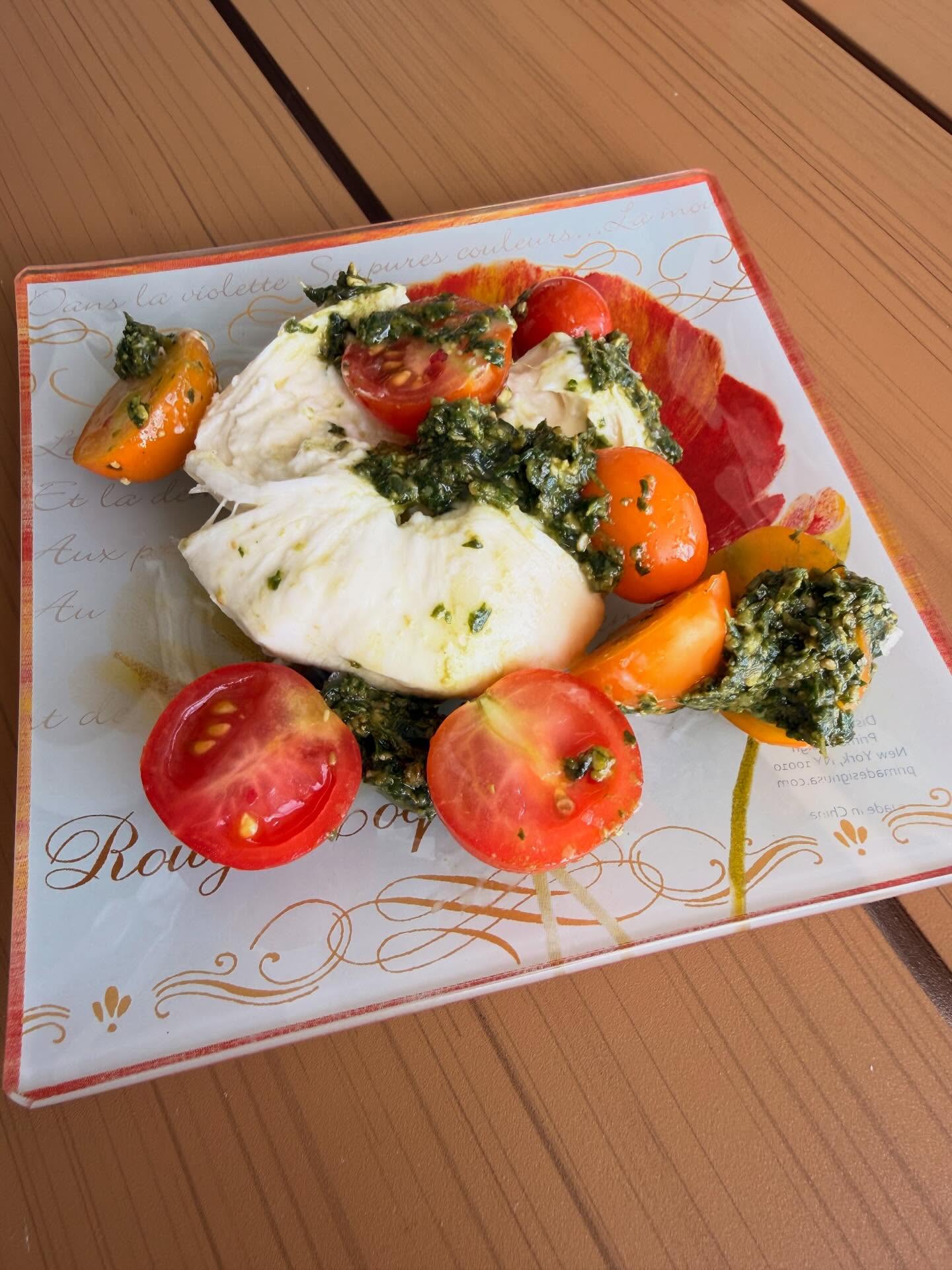 Sometimes simple is the best. Local tomatoes, bursts cheese, and some homemade fresh basil pesto. 🍅🌿