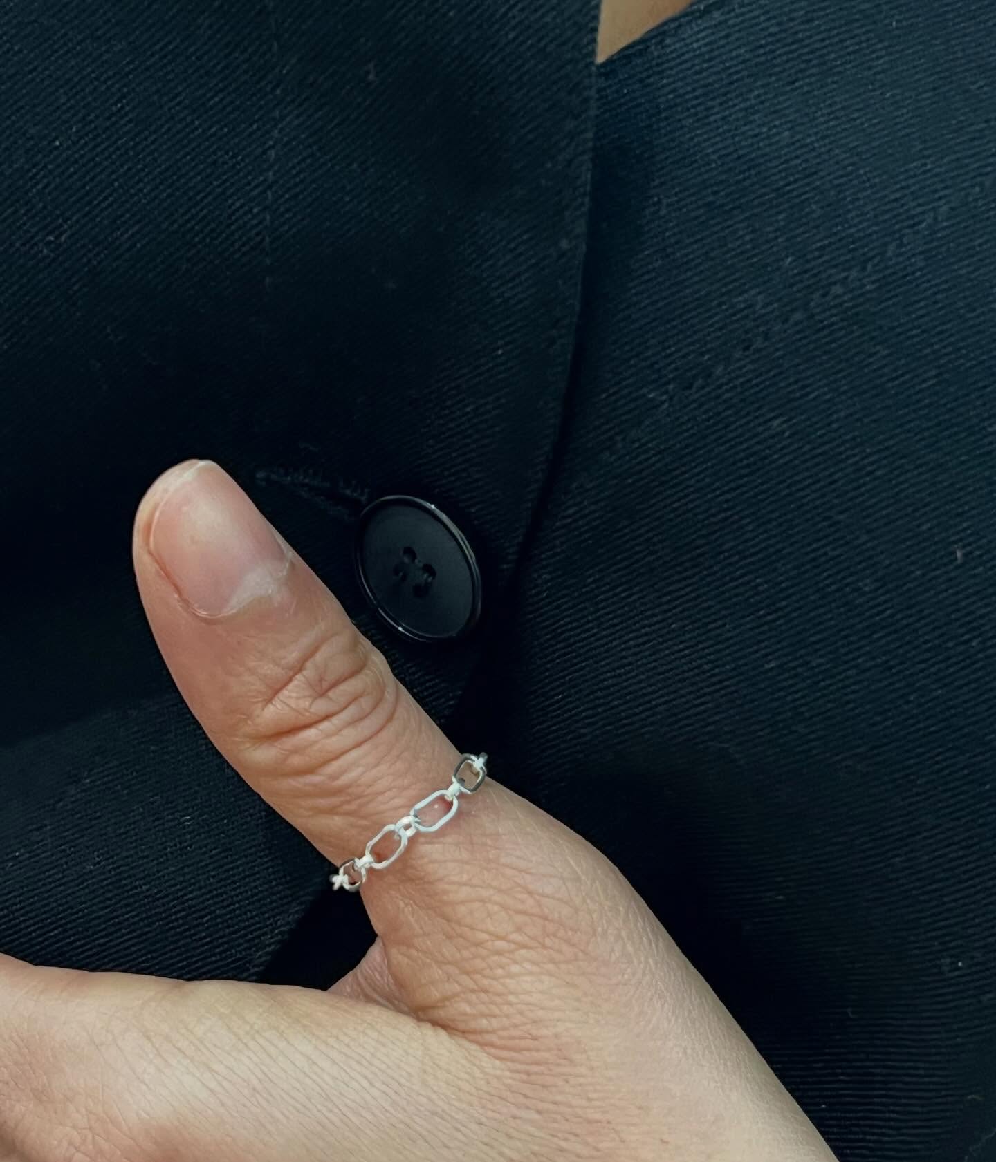 Rings✨💍 For custom-fit rings, you choose your desired chain style from our current collection. We fit it snug enough that it won’t fall off on its own, but you can still roll it off with a struggle.
.
.
#permanentjewelry #permanentjewelrybayarea #permanentjewelrylivermore #permanentjewelrysanfrancisco #permanentjewelrysanjose