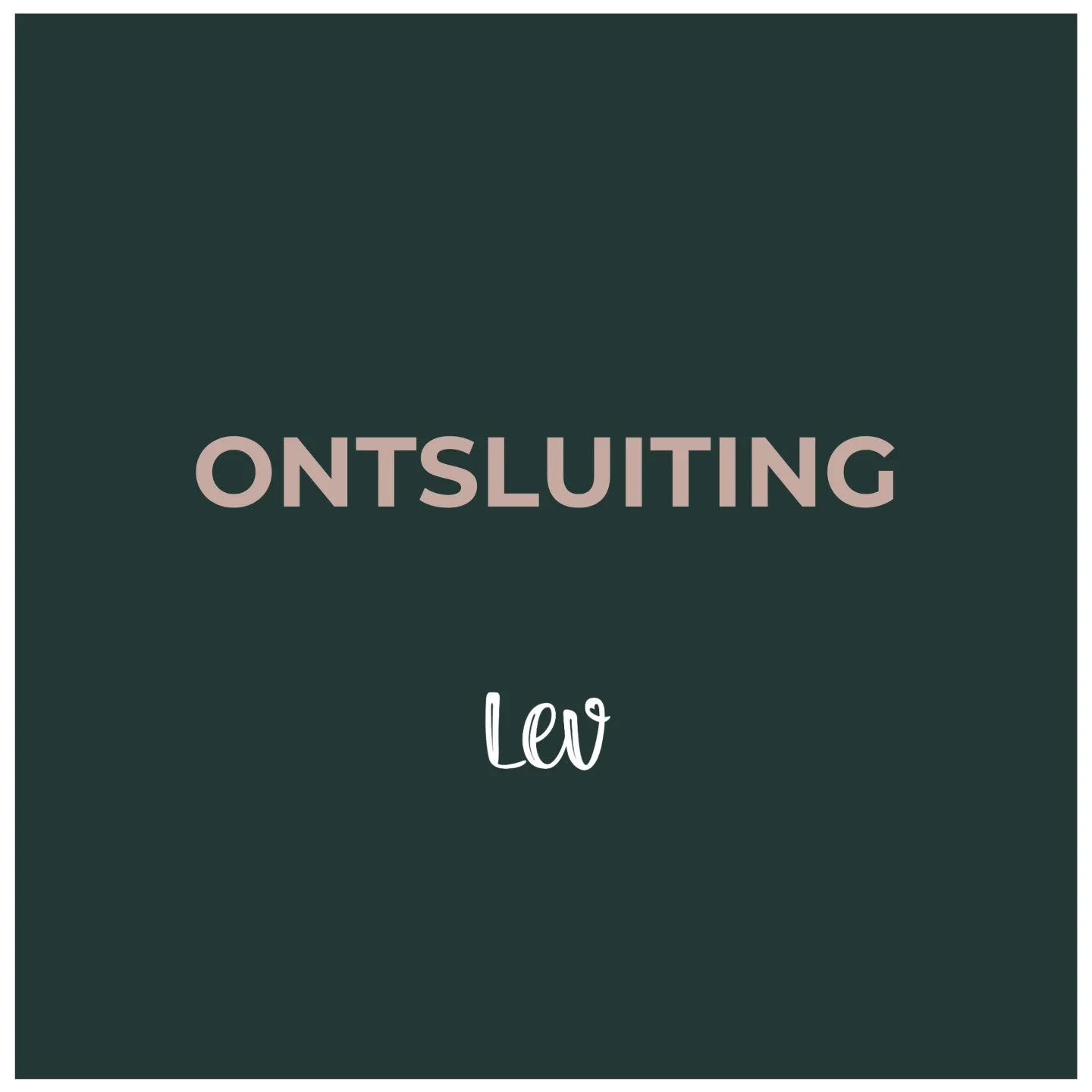 ONTSLUITING ✌🏻
Wist je dat we je ontsluiting niet alleen meten om er achter te komen hoeveel centimeter je hebt? ⬇️
Het meten van ontsluiting doen we door middel van inwendig onderzoek. Bij inwendig onderzoek voelt de verloskundige met twee vingers via je vagina naar je baarmoedermond. Je baarmoedermond verandert gedurende de bevalling. Inwendig onderzoek vertelt ons veel meer dan alleen de ontsluiting!
✌🏻 Is je baarmoedermond al plat geworden?
✌🏻 Is het weefsel van je baarmoedermond al week en zacht geworden?
✌🏻 Staat je baarmoedermond al open? Oftewel: is er al ontsluiting?
✌🏻 Hoe diep ligt het hoofdje in je bekken?
✌🏻 Hoe ligt het hoofdje in je bekken?
✌🏻 Zitten er nog vliezen om het hoofdje heen?
Een bevalling is géén lineair verband 📈. We kunnen het aantal centimeters daarom niet gebruiken om te voorspellen of uit te rekenen hoe lang de bevalling nog gaat duren. Het maakt voor ons niet uit of je 3, 4 of 5 centimeter hebt. Het doel van het inwendig onderzoek is enkel om de vooruitgang in de bevalling in de gaten te houden. Als de ontsluiting niet vooruit gaat, hebben we een aantal trucjes die daar bij kunnen helpen. Een voorbeeld daarvan is het wisselen van houding, het legen van je blaas of het breken van je vliezen. 💦 Door tijdig te signaleren dat de ontsluiting niet vooruit gaat kunnen we op tijd dit soort trucjes toepassen en de fysiologie bevorderen. 💪 Wist je dat we vaak ook al zonder de ontsluiting te meten kunnen inschatten waar je ongeveer bent in de bevalling? Dat zien we aan de intensiteit van de weeën en de manier waarop een barende vrouw zich gedraagd. 🤰🏻
Ontsluiting meten doen we, in overleg met de barende vrouw, als we inschatten dat dat nodig is, of als je daar zelf behoefte aan hebt. Dat is niet altijd zoals "standaard" om de 2 uur. Ontsluiting meten hoeft nooit met spoed. Er is altijd tijd voor rust, ruimte en overleg. 🤎
Vind je inwendig onderzoek spannend? Bespreek dit dan met ons. We kunnen eventueel een 'proef inwendig onderzoek' inplannen. We oefenen dan tijdens een afspraak op het spreekuur alvast hoe zo'n inwendig onderzoek eraan toe gaat, zonder dat je weeën hebt.
#ontsluiting #bevalling #verloskundige