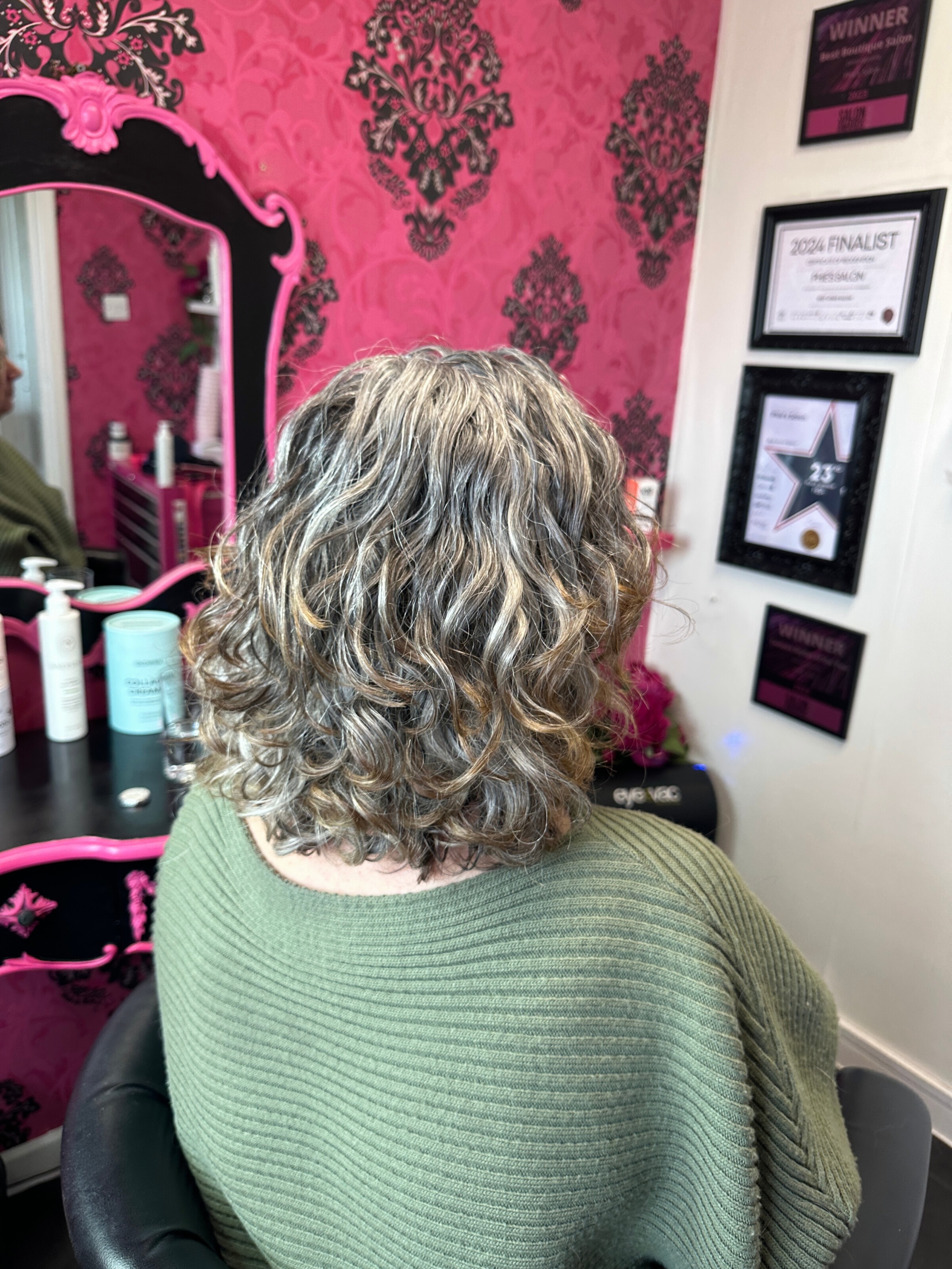 Her colour is almost cut out! 🩶🩶
embrace the grey!
And the short hair looks so good!! 😊
#cutoutthecolor #growoutthegrey