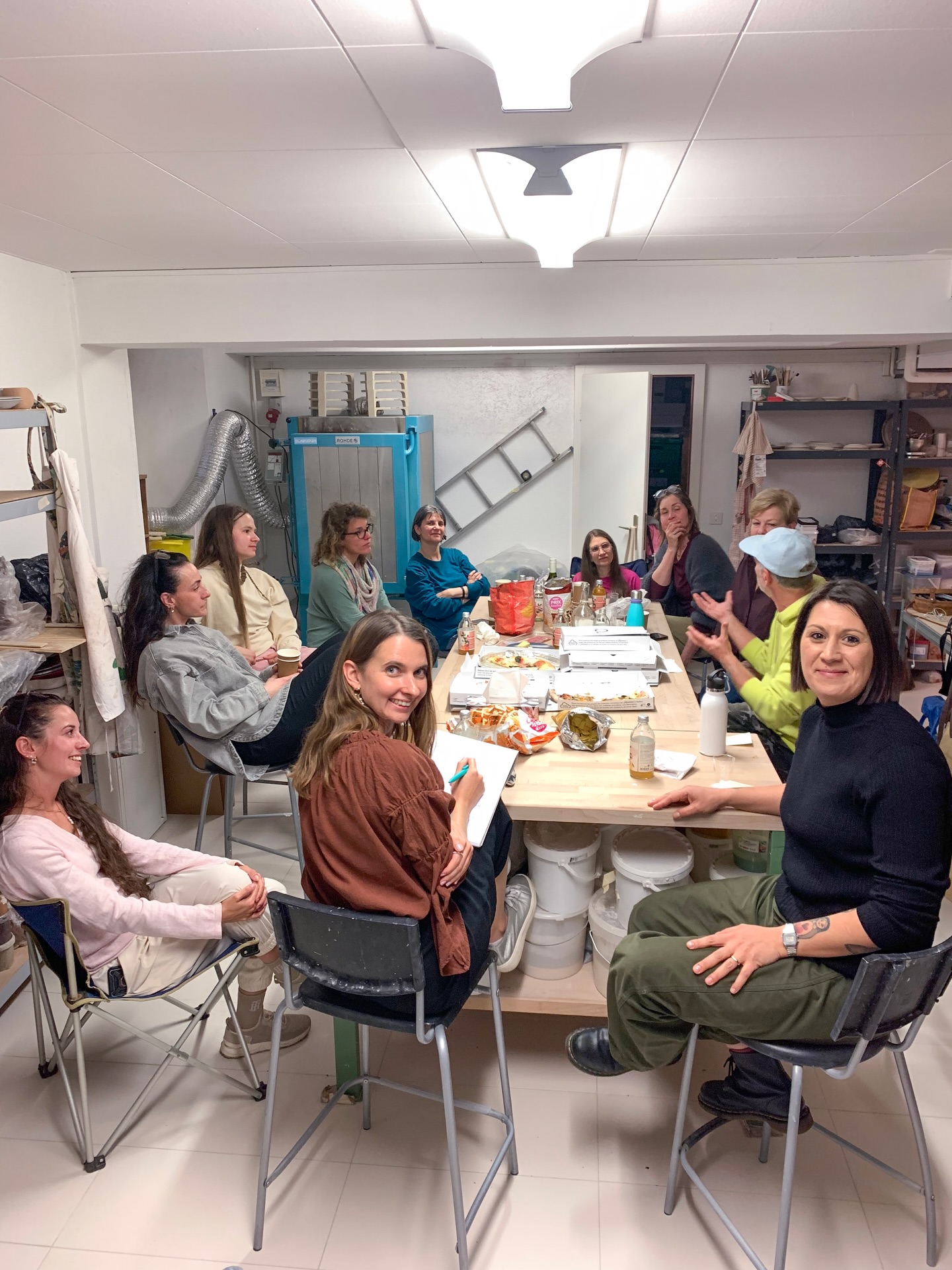 Mardi dernier c’était réunion *Les Gens! L’occasion de (presque) tous se retrouver afin d’échanger sur le programme des prochains mois, rencontrer les dernières résidentes arrivées et surtout passer un moment convivial ensemble!
@flowing.tilde
@murmurdor2025
@mlle_couture_lausanne
@larmoyante.ink
@delysdeden
@creations_elsavalse
@gaudilliere_lausanne
@all.paper.ink.colors
@grisclair
@hindibazaar
@the.ginkgosvan
@_brode.way