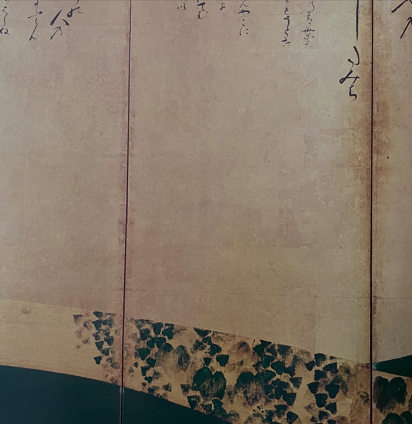 JAPANESE DESIGN IN ART
日本の意匠
先日訪れた三井記念館の伊勢物語展示を見てから、俄然興味のさなかにある「伊勢物語」
物語が絵画になり、
あこがれを伴いながら工芸のモチーフに発展していく。
簡単に読み解けない仮名文字や、
不便で美しかった時代の様子や
四季のゆっくりとした移ろい。
叶わない想いが、現代とまったく反対。
なかなかに紐解けずに
ゆっくり時間をかけて
向き合っていく豊かさを
古典に感じ始めています。
大型本は自宅に沢山置けないので、
図書館という存在がありがたい。
『日本の意匠』
八橋蒔絵硯箱 表
蔦細道図
河内越