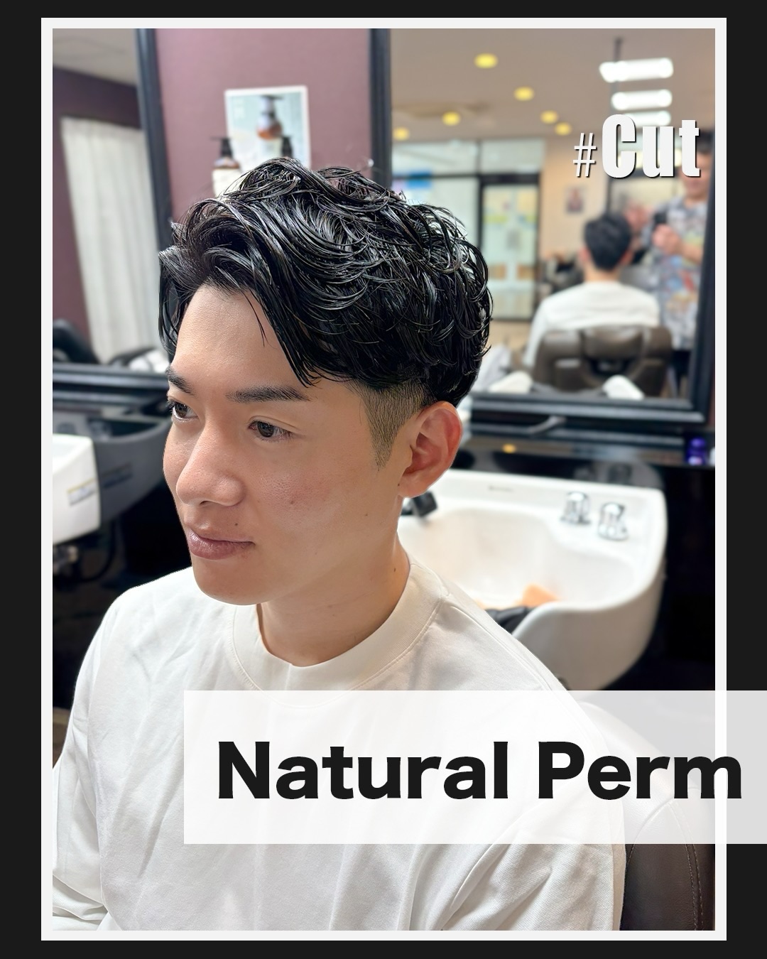 【カット特集】ナチュラルパーマ
こんばんは!奈良市のbarberサロンandMANです!
今回は「春らしく爽やかに!」ナチュラルパーマのご紹介です💈
このヘアスタイルのポイントは…
▶️ 軽やかに清潔に
前髪を上げて、顔まわりをスッキリ!
この季節にピッタリな爽やかな見た目に!
▶️ ”いい感じ”にキマる
ゆるくパーマをかけることで、
やりすぎない自然な毛流れを演出!
ラフにしてても“ちゃんとして見える”ちょうど良さ
新しい季節だ