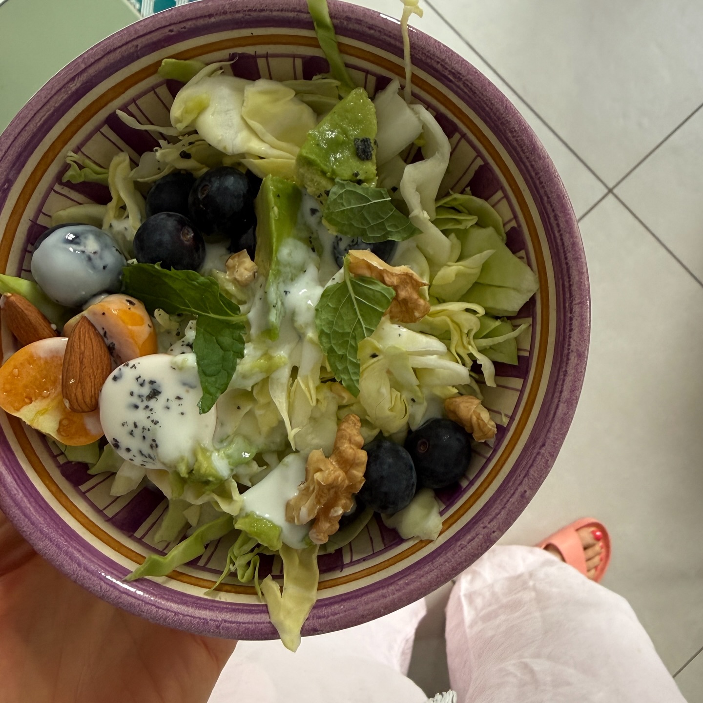 Grønt om morgenen 🙌 Der er den grønne grød men så er der også morgenkål, som går godt med en ostemad. Jeg bagte stakkevis af klidkiks i går da vi har retreat i næste uge.
Så jeg kunne nyde en sprød fiberrig klidkiks med ost og denne morgenkål.
Hvad er der så i min morgenkål:
Spidskål, lidt bær, lidt nødder (valnød/mandel), lidt avocado, kefir, pistacienøddeolie, saltflager og lidt frisk urt. Nogen vil tænke der er mange ingredienser. Men lige den her har jeg altid på lager. Og ja, min mand spiser det også. Han elsker det. 🫶
@hartvigengell #sundhed #sundevalg #vægttab