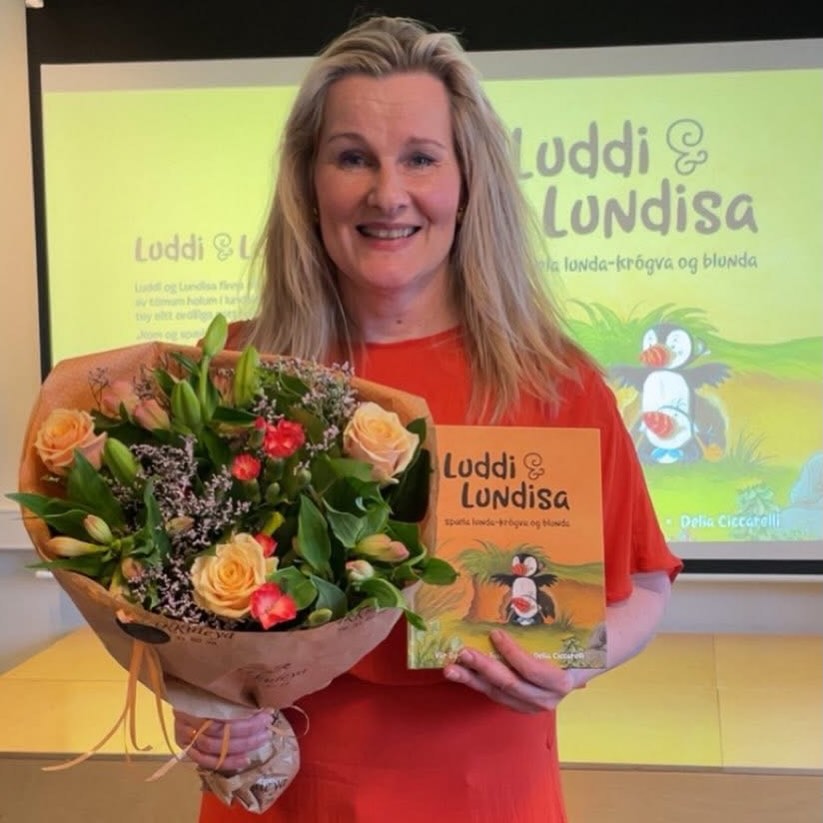 Hevur tú nakrantíð spælt lunda-krógva og blunda? 🙈🐧Vit elska tað 😍 Vit elska eisini nýggjar føroyskar bøkur.
“Luddi og Lundisa spæla lunda-krógva og blunda”, sum Vár Berghamar Jacobsen hevur skrivað, er júst útkomin. Delia Ciccarelli hevur myndprýtt, og Bókadeildin hevur givið út. ❤️-liga til lukku við bókini, og takk fyri samstarvið 🫶
#grafia #sniðgeving #lesføroykst #vitsumelskabøkur