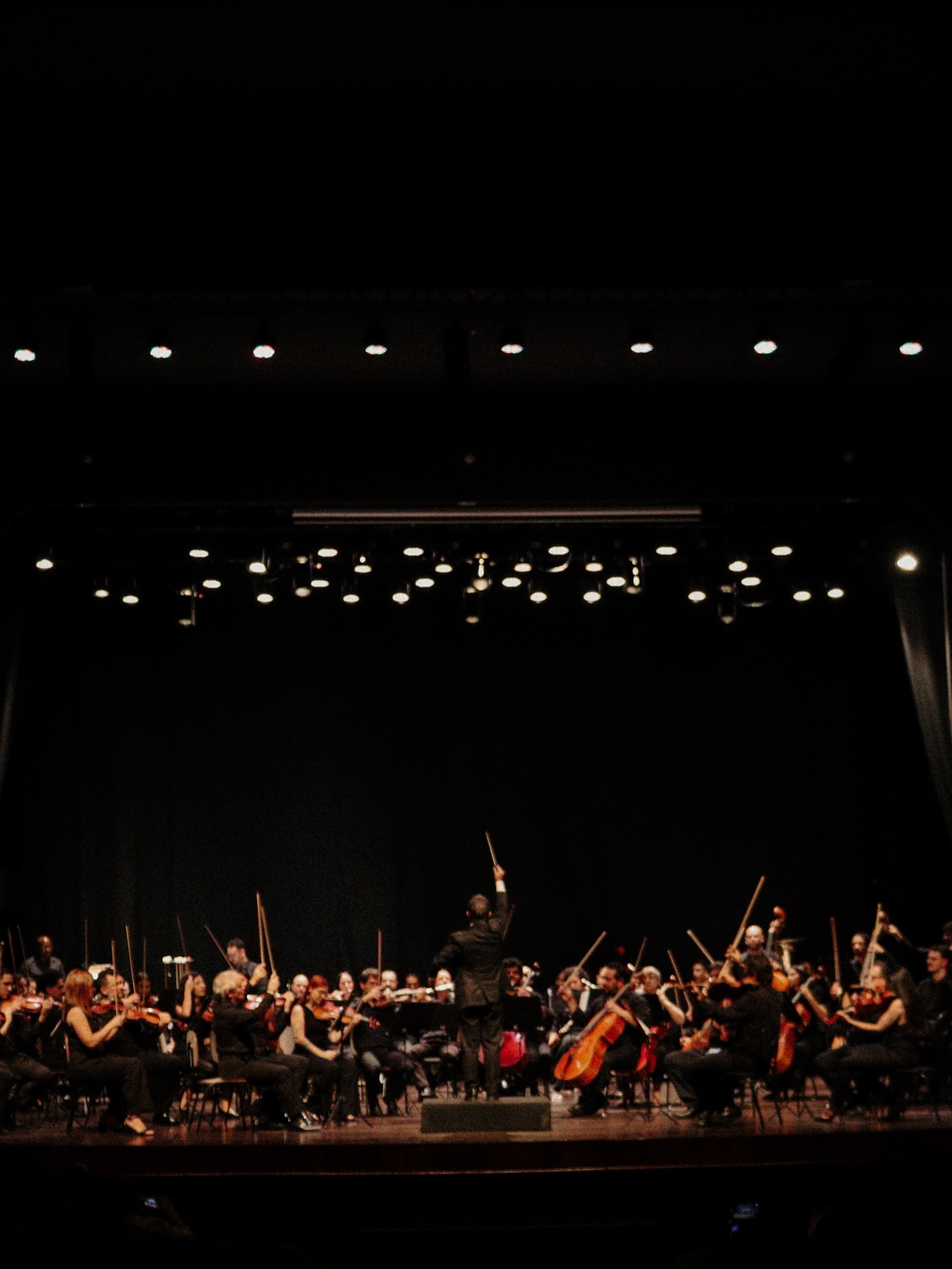 Uma noite marcada por intensidade, transformação e emoção!
No concerto “Revolução e Redenção”, vivemos a força da música que atravessa o tempo, da ruptura de Beethoven à esperança que ecoa em Les Misérables.
Nosso agradecimento ao público que esteve presente, ao maestro Rodrigo Müller, a cada músico da orquestra e a toda equipe de produção que tornou essa noite possível. Vocês fazem tudo acontecer.
E seguimos juntos nesta sexta-feira com o I Concerto da Série Pingente, com um programa cheio de música e ritmos, “Brasilidades”.
🗓️ 24 de Abril, às 20h30
📍Igreja de Jesus Cristo dos Santos dos Últimos Dias
(Blvd. La Fontaine, Parque Centreville, em frente ao Colégio RGF)
🎟️ ENTRADA GRATUITA