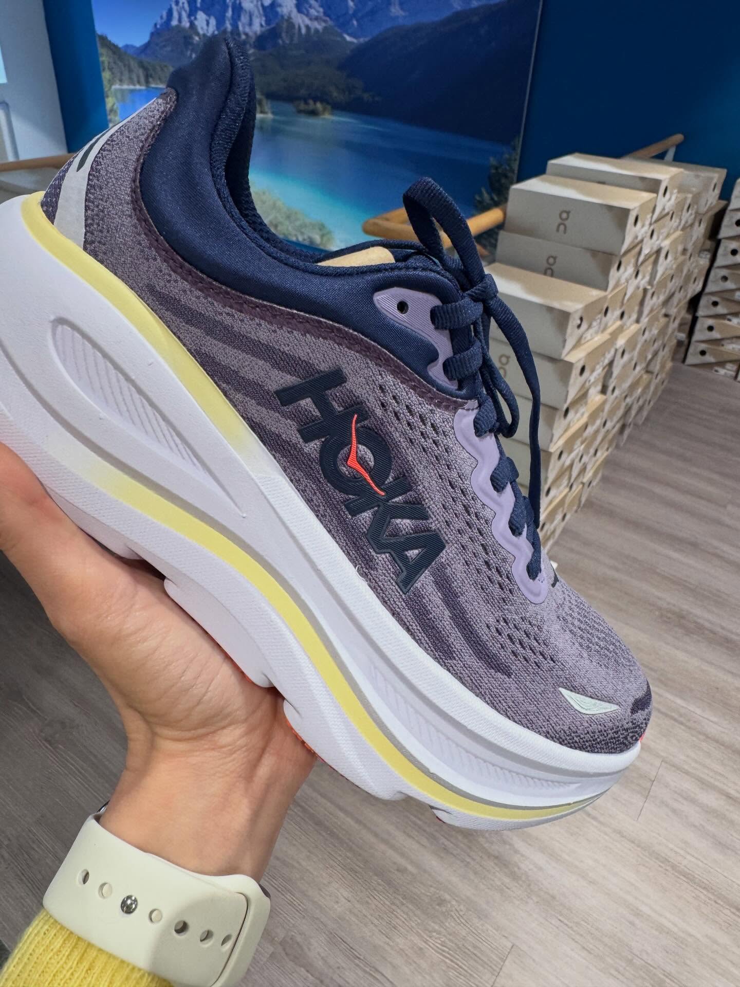 Der HOKA Bondi 9 ist perfekt für alle mit neutralem Laufstil und besonders ideal für Fersenläufer.
Dank maximaler Dämpfung sorgt er für ein unglaublich weiches Laufgefühl – ob beim Joggen, Spazieren oder im Alltag.
Dein perfekter Begleiter für entspannte Läufe und langen Komfort 💛
Und das Beste: Du kannst ihn direkt bei uns auf dem Laufband testen!
Besuch uns bei
Kampa Schuhe und Sport Freising
#HOKA #Bondi9 #Laufschuhe #KomfortLaufen #Freising