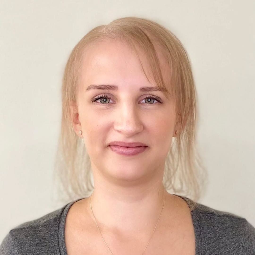 ⚠️𝗡𝗢𝗡 𝗦𝗘𝗜 𝗙𝗘𝗟𝗜𝗖𝗘?
Ci sono momenti in cui lo specchio non riflette solo i capelli… ma anche quello che proviamo dentro.
Quando i capelli si assottigliano, quando compaiono vuoti legati all’alopecia androgenetica, spesso non è solo un cambiamento estetico. È qualcosa che tocca l’autostima, la sicurezza, il modo in cui ci mostriamo agli altri.
Poi arriva quel momento.
Quello in cui torni a guardarti… e ti riconosci.
Quello in cui esci di casa senza pensieri, a testa alta.
Quello in cui sorridi davvero.
Questa trasformazione è possibile grazie alla microlinea Hairdreams, una soluzione di infoltimento naturale e invisibile, pensata per chi vuole ritrovare sé stessa… o sé stesso.
Da Revita troverai molto più di un trattamento:
✨ un servizio completamente personalizzato, SOLO PER TE
✨ un ambiente riservato, dove la tua privacy è al primo posto
✨ un percorso studiato su misura, senza giudizio
Uomo o donna, non importa.
Quello che conta è come vuoi sentirti.
E se oggi non ti riconosci più… sappi che puoi tornare a farlo.
📩 Scrivici per scoprire tutte le soluzioni del nuovo centro benessere capillare Revita.
Via Laura Cogrossi 2 Castelleone CR
#Revita #AlopeciaAndrogenetica #CapelliSottili #infoltimentocapelli #Hairdreams