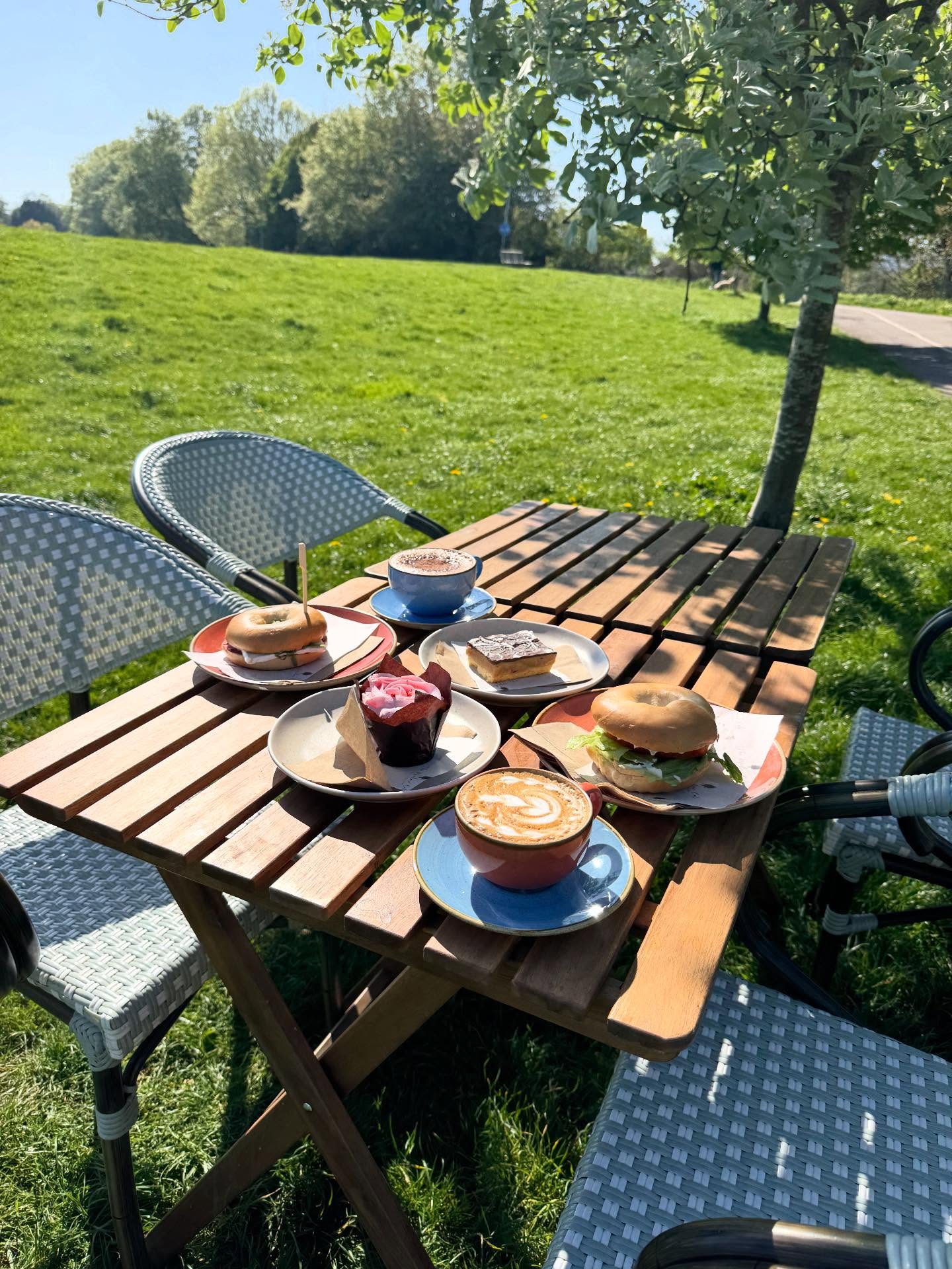 We’ve got your lunch plans covered! 😋✨
These lovely items are:
🥯 The Club bagel
🥯 Le Brie bagel
🧁 VG Strawberry’s and cream muffin @the.bakers.table
🍰 GF Millionaire shortbread
☕️ Flat white
☕️ Hot Chocolate
🌱🌞🍴