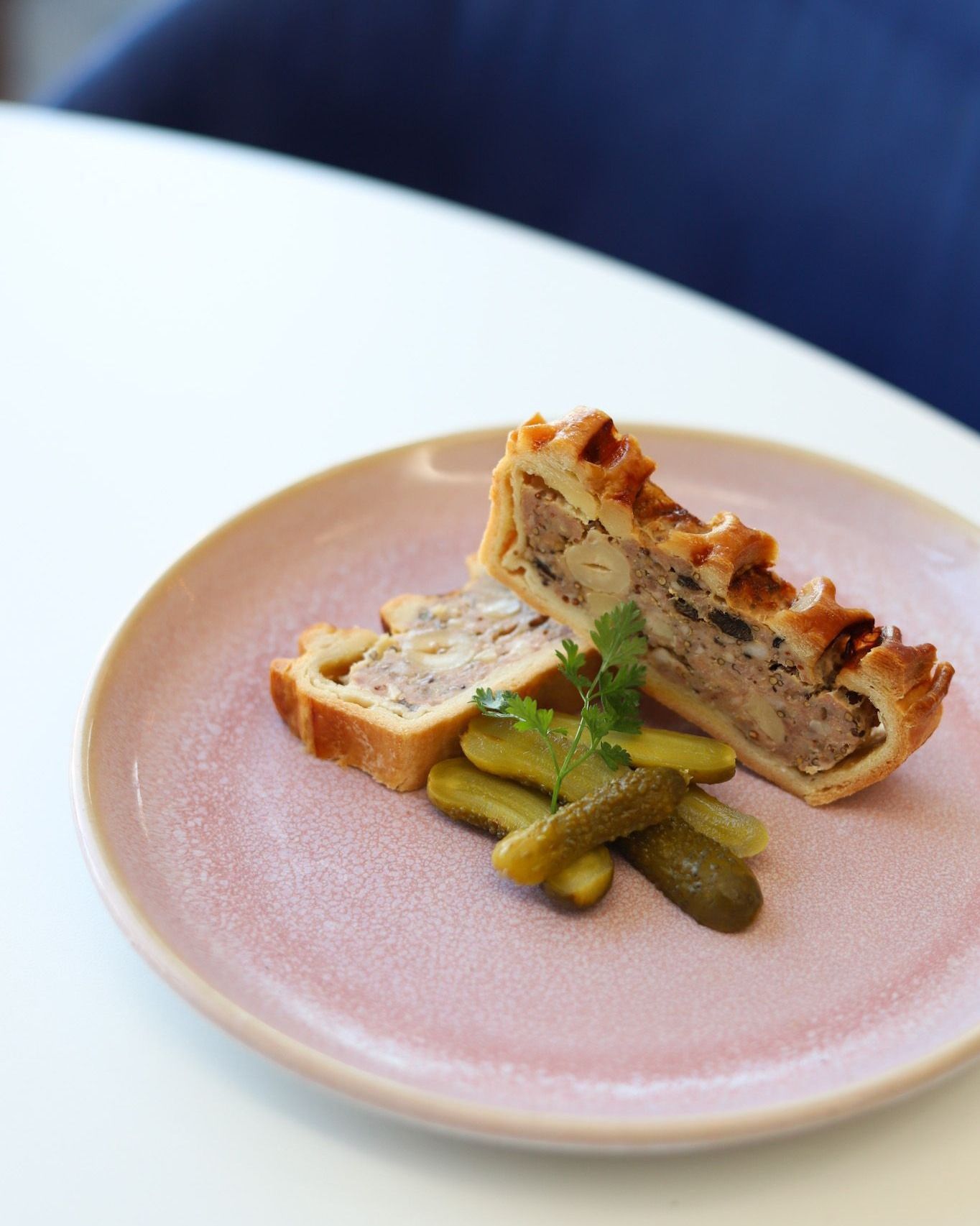 Croûte dorée, farce généreuse, cornichons croquants. 🥒🥧 Le pâté en croûte de la maison Huguier, c'est ce genre de classique qui mérite toute votre attention. Simple, vrai, délicieux 💫