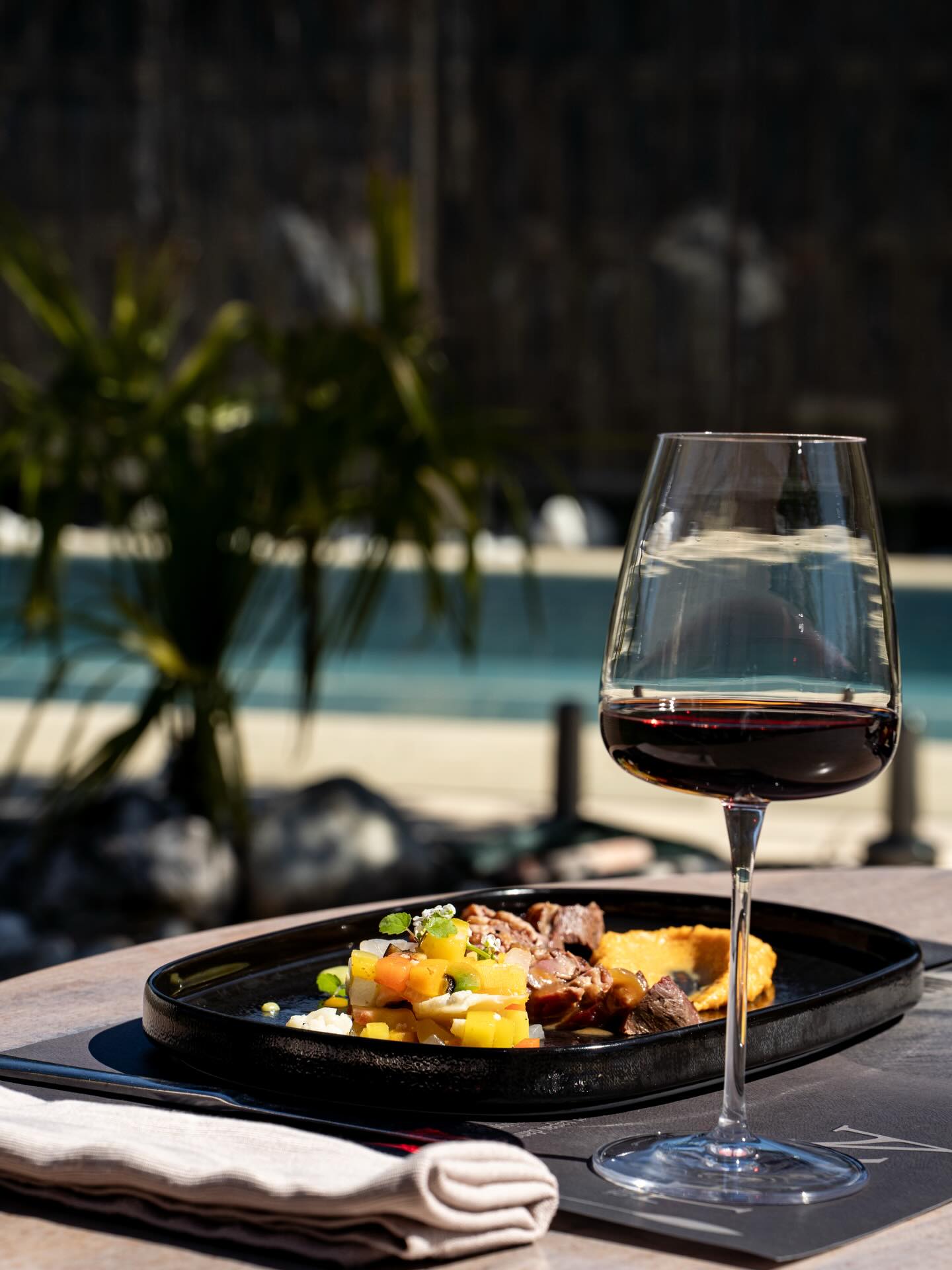☀️🍷
La terrasse du Christina passe en mode saison haute. Une nouvelle carte pensée comme un voyage immobile, entre l’éclat du verre et la fraîcheur du produit brut.
#terrasse #soleil