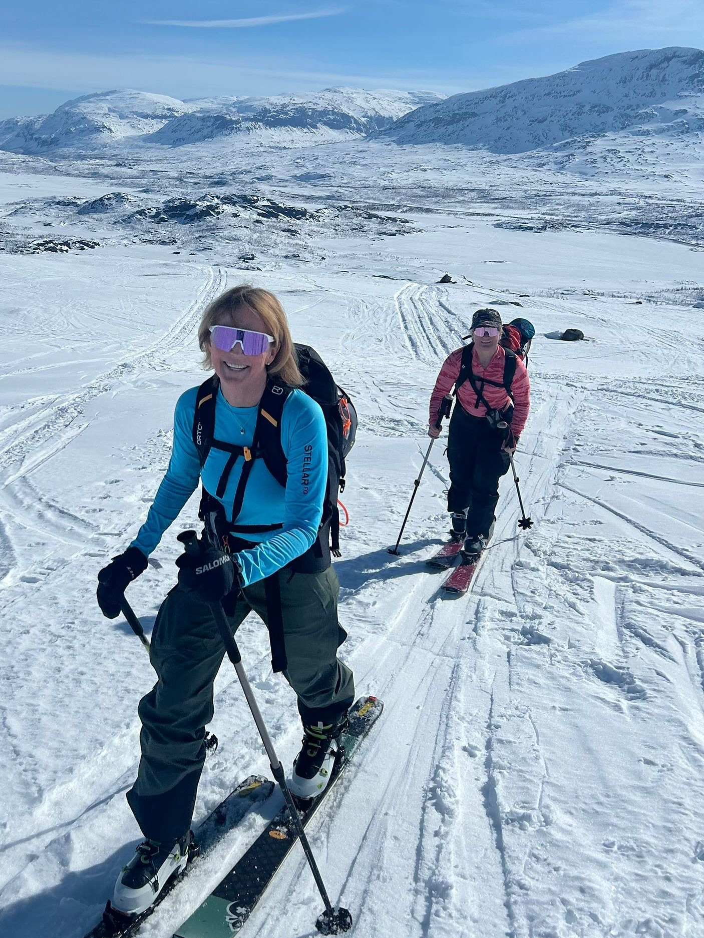 Igår värmde några av helgens gäster upp med en extra topptursdag i ett soligt @riksgransen.se ! 🫶☀️
Vilken start! 💕 🏔️