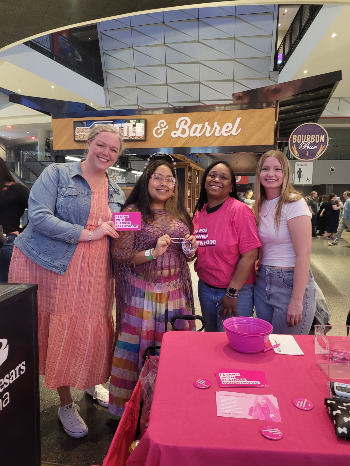 Organizers Brianna, Tenia, and Alaina headed to Little Caesarâs Arena last night to connect with the community at Florence + The Machine! They spent some time sharing resources, giving out some swag, and talking to folks about whatâs at stake in the fight for reproductive freedom! đ
#Detroit #FlorenceAndTheMachine