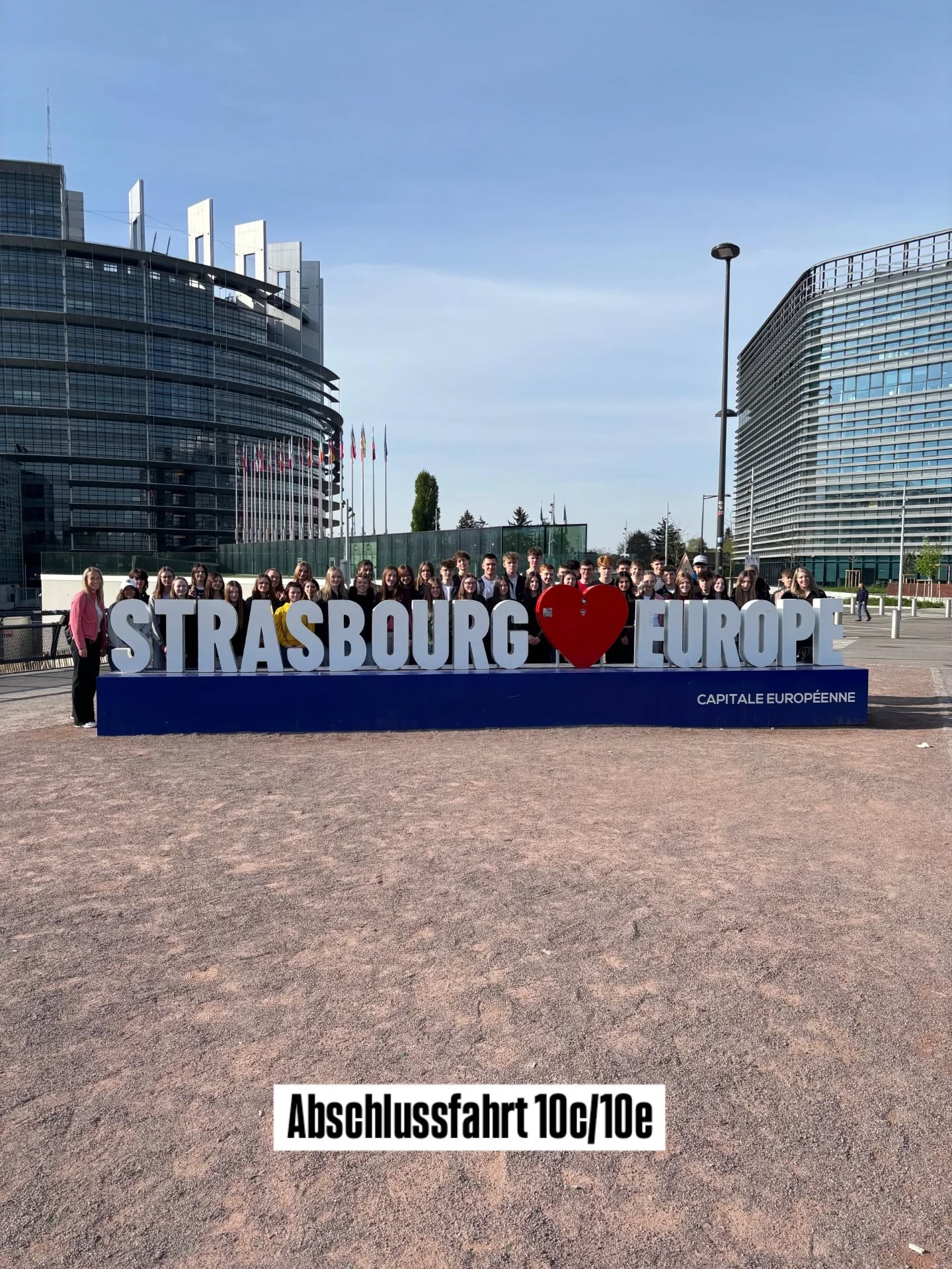 Abschlussfahrt nach Straßburg 🇫🇷
Tag 1: Zwischen Fachwerkhäusern, kleinen Gassen und dem Duft von Flammkuchen haben wir die Stadt beim Bummeln erkundet. Mit dem Schiff auf der Ill konnten wir Straßburg vom Wasser aus sehen. Natürlich durfte auch ein bisschen Shopping und Flammkuchen nicht fehlen.
Tag 2: Ob Achterbahn, Wasserbahn oder einfach gemeinsam durch die Themenwelten schlendern – der Tag im Europapark Rust war voller Action, Spaß und Nervenkitzel. Einige waren mutiger oder hatten einen weniger sensiblen Magen als andere… aber gelacht haben wir alle!
Tag 3: Zum Abschluss wurde es noch einmal interessant im Europaparlament. Danach haben wir die letzten Sonnenstrahlen in der Straßburger Innenstadt genossen, Erinnerungsfotos gemacht und die Fahrt ausklingen lassen.
Drei Tage voller Gemeinschaft, guter Laune und unvergesslicher Momente – eine Abschlussfahrt, die wir so schnell nicht vergessen werden! ☀️💕
#abschlussfahrt #straßburg #europapark #srsamberg #europaparlament
