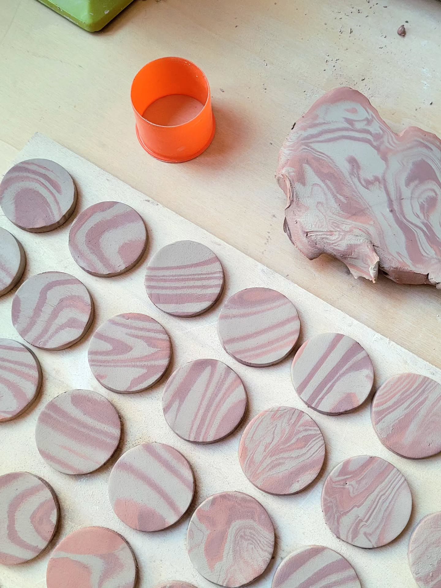 Récap du mois de mars 💚 Oui un 12 avril, parce que pourquoi pas ?
1. Fabrication de petits magnets en terres mêlées pour les copains 🫶
2-4. Des 30 ans que je ne suis pas prête d'oublier 👵 Entre les kdos trop mimis, les repas esprit cantoche à dix-huit dans le salon, et la fête comme si on avait 20 ans💃
5. Le big saladier fait pendant le challenge des 4kg avec sa touche finale 💅 Je vous le montrerai une fois cuit !
6. Mon gars sûr, le seul, le vrai 💖
7. Retrouvailles avec mes premières pièces, faites quand j'étais encore en CAP et que j'avais 15 ans (le bb quoi 🫠)
8. Le retour du soleil dans l'atelier, ça vaut toute la déprime de l'hiver ☀️
9. Découverte de @kawaalille avec ma bestie 🍪 un lieu hyper chaleureux et baigné de lumière le matin, on adore
10. J'ai enfin trouvé mon perso pref dans Animal Crossing 🐧
11-12. Reprise intensive de la production avec la nouvelle co que vous avez choisi : les Zigotos à petits pieds 🦶👀