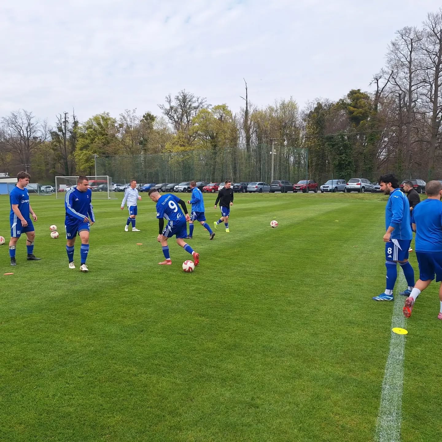 TJ Šilheřovice – Spartak Chuchelná 2:1 (0:1)
⚽️Branky ; Miník, Petr Redzina
💪Sestava:
Szkuta, Denis Lukáš ,Filip Redzina, Petr Redzina,Patrik Petr, Schula,Miník, Enrico D Agnelli, Kubík, Čecháček, Rusnok,Tkačík, Václavík, Trajkovski,Volný, Dřevjaný.
Obrat a cenné tři body zůstávají doma! 💪
První poločas nám herně nevyšel podle představ. I přes větší držení míče měl více šancí soupeř a po standardní situaci jsme inkasovali – 0:1.
Do druhé půle jsme ale vstoupili mnohem lépe. Po krásné akci Denise Lukáše srovnal na zadní tyči Miník – 1:1 👏
V závěru jsme si šli za vítězstvím a po rohovém kopu rozhodl Petr Redzina, který na dvakrát uklidil míč do sítě – 2:1 🔥
Zápas jsme už zvládli dohrát a bereme důležité vítězství!
⭐️ Muž zápasu: Petr Redzina
#silherovice #fotbal #vitezstvi #3body
