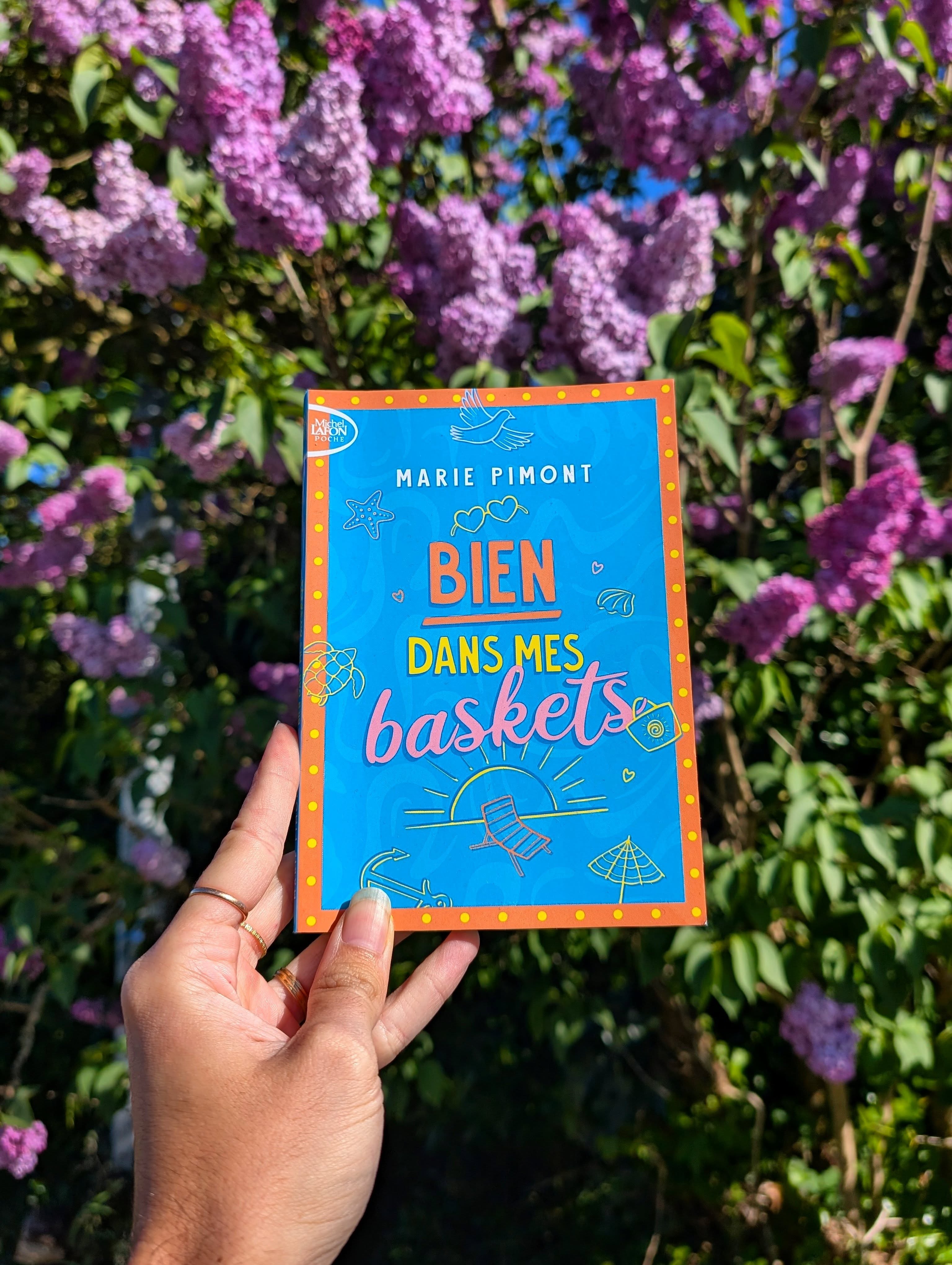 ✨ Bien dans mes baskets - Marie Pimont ✨
Et si un été pouvait tout changer ?
Emma a une vie “pourrie”. Ce n’est pas moi qui le dis, c’est elle. Et à 15 ans, il suffit parfois d’un seul événement pour que tout s’écroule.
Envoyée sur une île au large de l’Afrique pour rejoindre un grand-père qu’elle connaît à peine, Emma part sans vraiment en avoir envie. Trop de doutes, trop de distance… et cette impression de ne pas être à sa place.
Mais parfois, il suffit de changer d’air pour voir les choses autrement.
Là-bas, elle rencontre Tiago. Cette rencontre va tout doucement venir bousculer ses certitudes et lui apporter plus qu’elle ne l’aurait imaginé. Entre deuil, reconstruction et résilience, cet été pourrait bien marquer un tournant.
J’ai beaucoup aimé ce roman jeunesse, court mais sincère. Il y a quelque chose de très doux dans la plume de Marie Pimont, mais aussi dans l’ambiance générale. On sent le soleil, l’ailleurs, et ce calme qui contraste avec ce que traversent les personnages.
Sans vraiment s’en rendre compte, ils vont s’épauler, s’aider à avancer, chacun avec ses blessures. À leur manière, ils cherchent tous un nouveau départ… et c’est ce qui rend l’histoire touchante.
Alors oui, certains passages vont un peu vite, mais ça ne m’a pas dérangé plus que ça... Parce qu’au fond, ce qui compte ici, ce n’est pas forcément chaque étape du chemin, mais la force qu’il faut pour le parcourir.
C’est un roman qui parlera forcément aux ados, à cette période où tout paraît intense, compliqué et parfois injuste. Et si vous aimez les histoires avec de beaux messages je vous recommande d'aller chez @michellafon_jeunesse
#biendansmesbaskets #michellafonjeunesse #romanjeunesse #mariepimont #bookstagramfrance