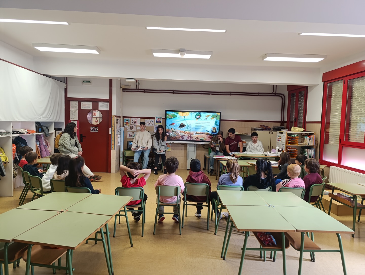 📚📚 @hernani_bhi koen bixita izan dugu oraingoan, ipuin bat irakurri digute eta karetak egiten aritu
gara. Primeran pasa dugu!!! Aupa Hernaniko gaztiak!! 🦁🦁🐒🐒🐭🐭🦖🦖