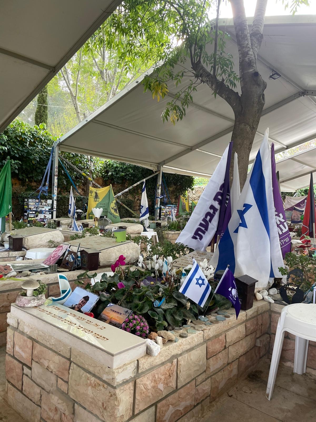 אנחנו רגע לפני יום הזיכרון. והלב כבר שם.
בימים האחרונים ובאלה שיבואו, השועלים נמצאים בשטח במסגרת מיזם “סגול בעיניים”. הם עוצרים את הכל ומגיעים לבתי העלמין לנקות, לסדר ובעיקר לזכור מקרוב..
לא כי מישהו ביקש. כי זה שלנו.
לצד הלחימה בלבנון ולקראת הימים הלא פשוטים שלפנינו, המתנדבים והמלגאים שלנו דואגים להראות שאף שועל לא נשאר לבד, אף פעם. אנחנו ממשיכים את הערכים שבהם האמינו, זוכרים ומנציחים, ומחזקים את המשפחות דווקא ברגעים הרגישים ביותר.
זו עוד דרך עבורנו להפוך זיכרון לעשייה. עשייה שמקבלת משמעות אמיתית. זה לא רק לזכור. זה להיות שם.