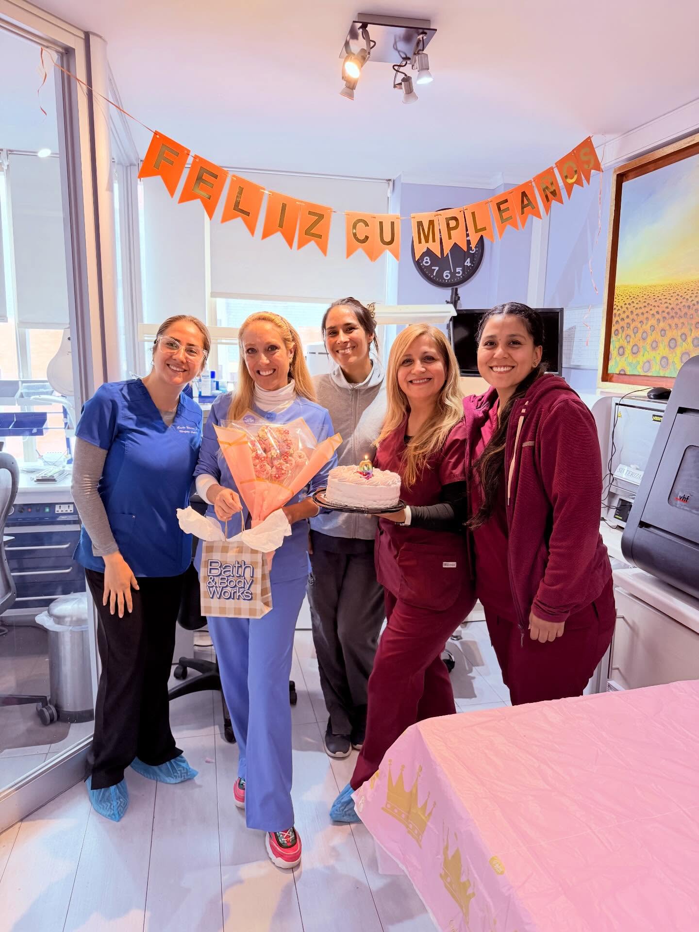✨ Hoy tuve una hermosa sorpresa de cumpleaños ✨
Las chicas de la clínica me regalonearon con una celebración llena de cariño 💕
Tortita deliciosa 🎂, regalito 🎁 y un maravilloso ramo de donas decoradas… ¡simplemente increíble! 🍩🌸
Gracias infinitas por tanto amor y por hacer de este día algo tan especial 💖
¡Así da gusto cumplir años! 🥰
Un aplauso especial para Sherina por esta creación tan linda y deliciosa 👏✨
#cumpleañosfeliz #clínicadental #equipo #sortch #momentosfelices